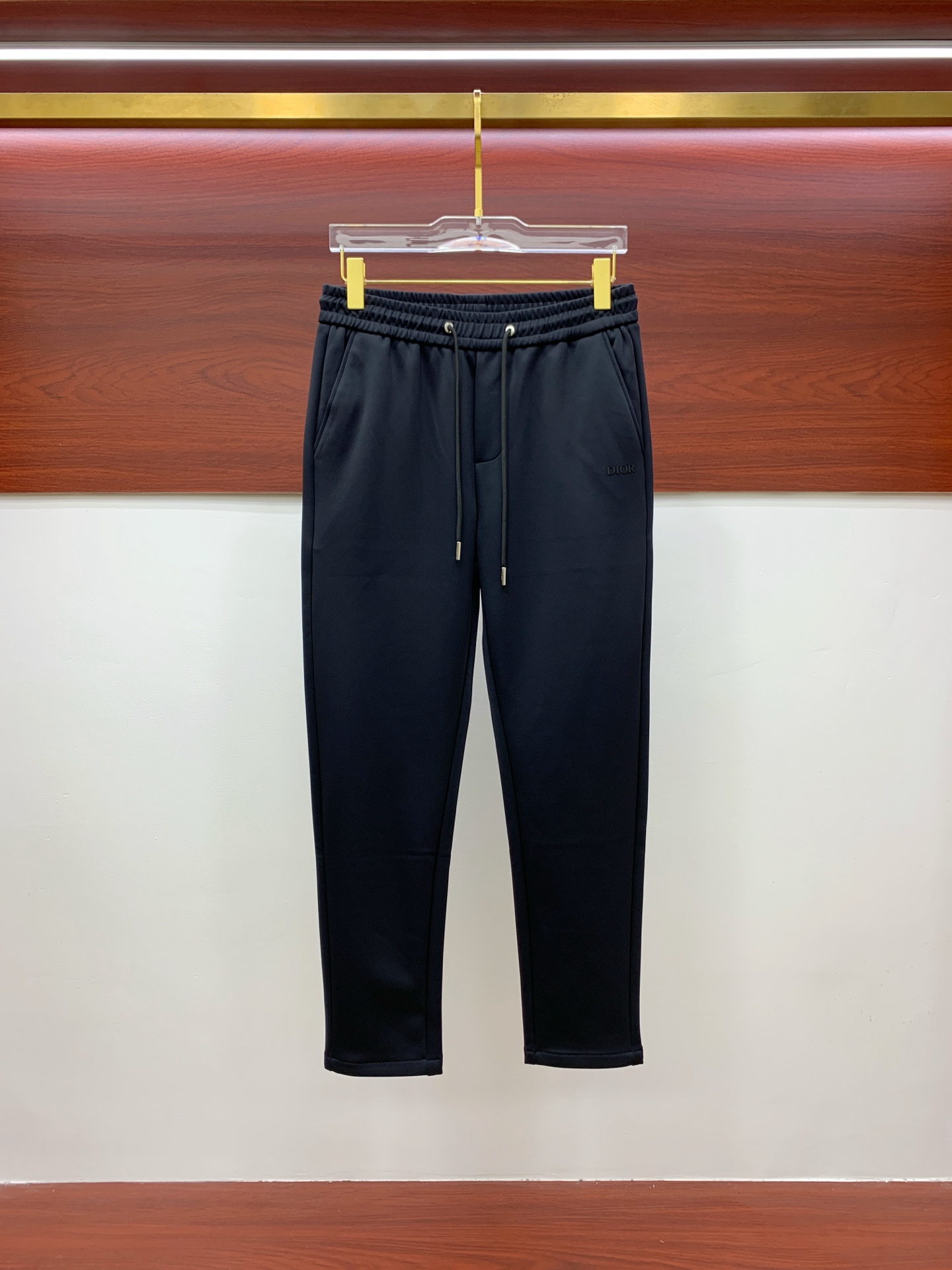 NO:531649,Dior exclusively available for new casual pants, high-end version!  Customized fabrics for counters are highly comfortable, impeccable in details, and the brand element design concept reflects high quality. They feel delicate and soft!  It is casually cut, with a great upper body style!  Code number M-3XL, dior, alexander wang19860909迪奥 独家专供新款休闲裤 高端版本！专柜定制面料 舒适度高,细节无可挑剔,品牌元素设计理念,体现高品质.手感细腻柔软！呈现休闲裁剪,上身版型超赞！码数M-3XL,,dior,alexander wang,Men's clothing