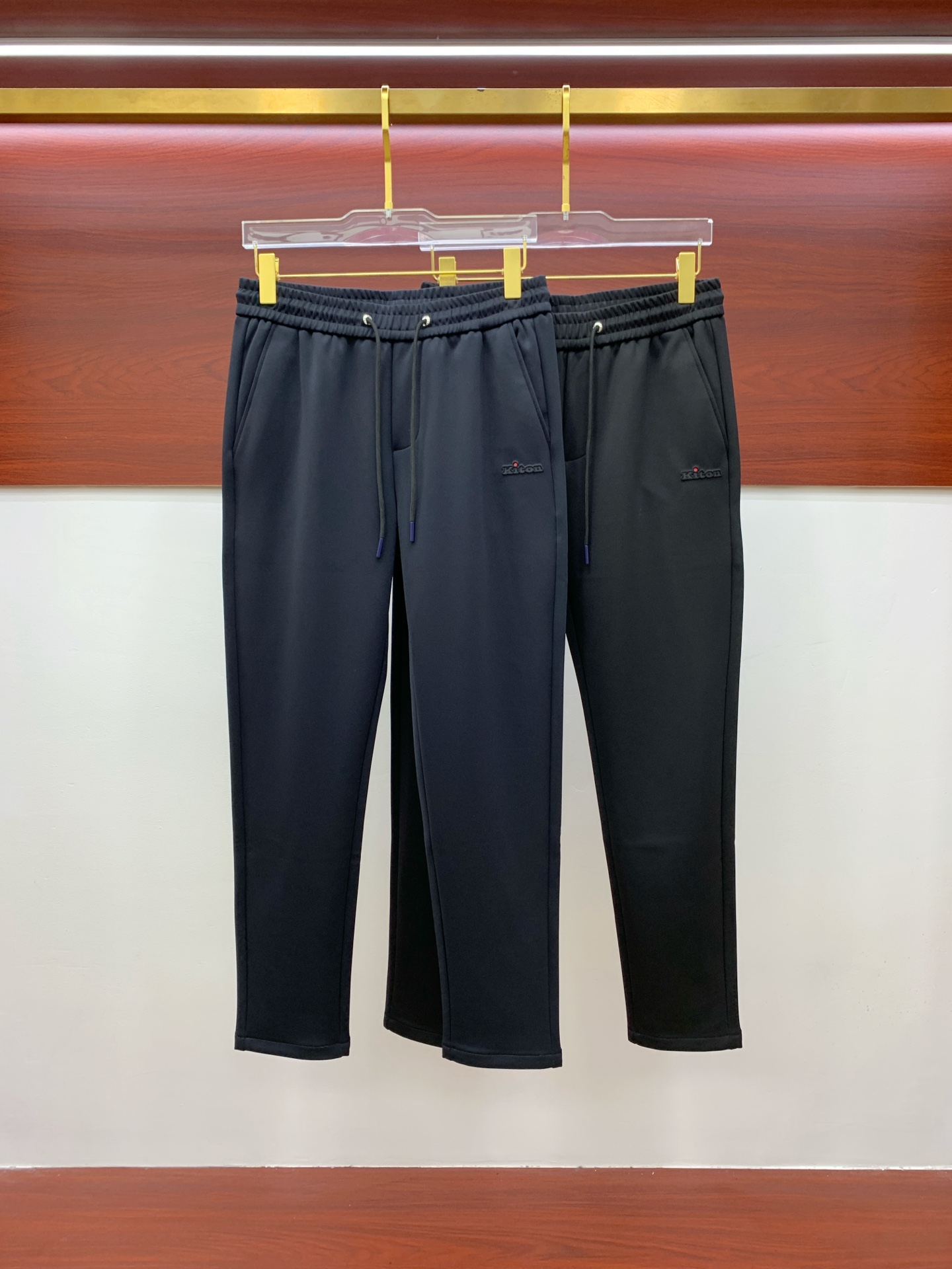 NO:531640,Kiton exclusively offers new casual pants, high-end version!  Customized fabrics for counters are highly comfortable, impeccable in details, and the brand element design concept reflects high quality. They feel delicate and soft!  It is casually cut, with a great upper body style!  Code number M-3XL, alexander wang19860909kiton独家专供新款休闲裤 高端版本！专柜定制面料 舒适度高,细节无可挑剔,品牌元素设计理念,体现高品质.手感细腻柔软！呈现休闲裁剪,上身版型超赞！码数M-3XL,,alexander wang,Men's clothing