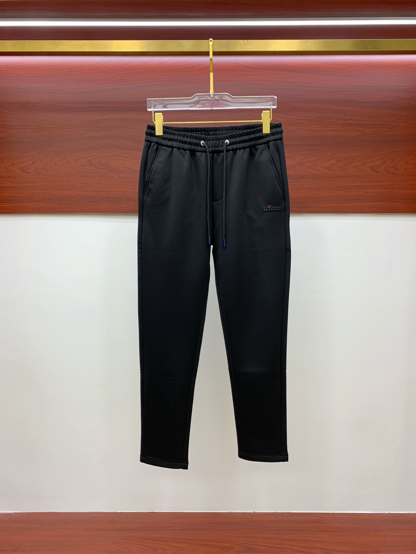 NO:531643,Kiton exclusively available for new casual pants, high-end version!  Customized fabrics for counters are highly comfortable, impeccable in details, and the brand element design concept reflects high quality. They feel delicate and soft!  It is casually cut, with a great upper body style!  Code number M-3XL, alexander wang19860909kiton 独家专供新款休闲裤 高端版本！专柜定制面料 舒适度高,细节无可挑剔,品牌元素设计理念,体现高品质.手感细腻柔软！呈现休闲裁剪,上身版型超赞！码数M-3XL,,alexander wang,Men's clothing