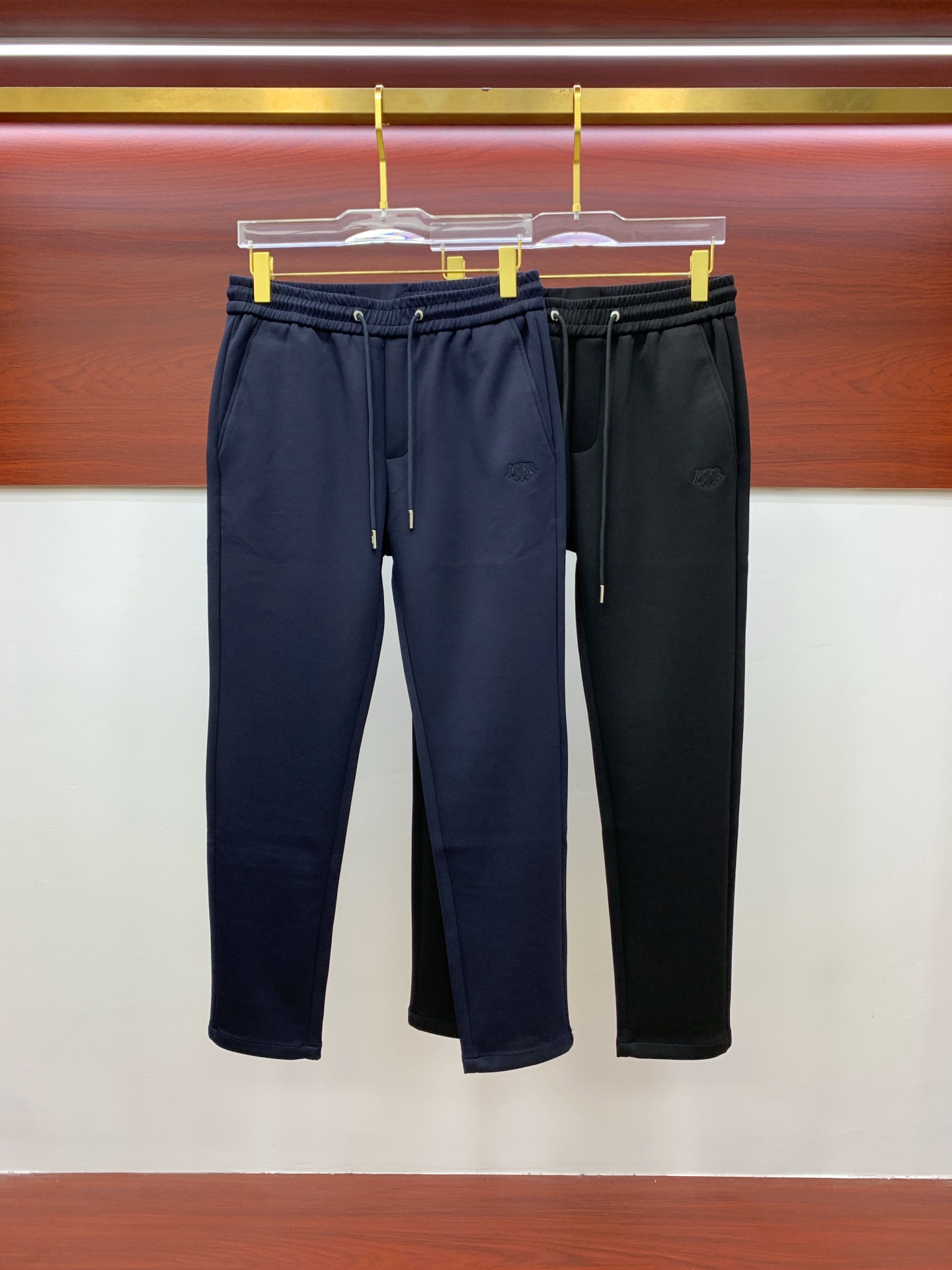 NO:644284,Dior exclusive new casual pants high-end version!  Customized fabrics at the counter are highly comfortable, with impeccable details and brand element design concepts, reflecting high quality. They feel delicate and soft!  It presents a casual cut and the upper body shape is awesome!  Size M-3XL,,dior,alexander wang19860909迪奥独家专供新款休闲裤 高端版本！专柜定制面料 舒适度高,细节无可挑剔,品牌元素设计理念,体现高品质.手感细腻柔软！呈现休闲裁剪,上身版型超赞！码数M-3XL,,dior,alexander wang,Men's clothing