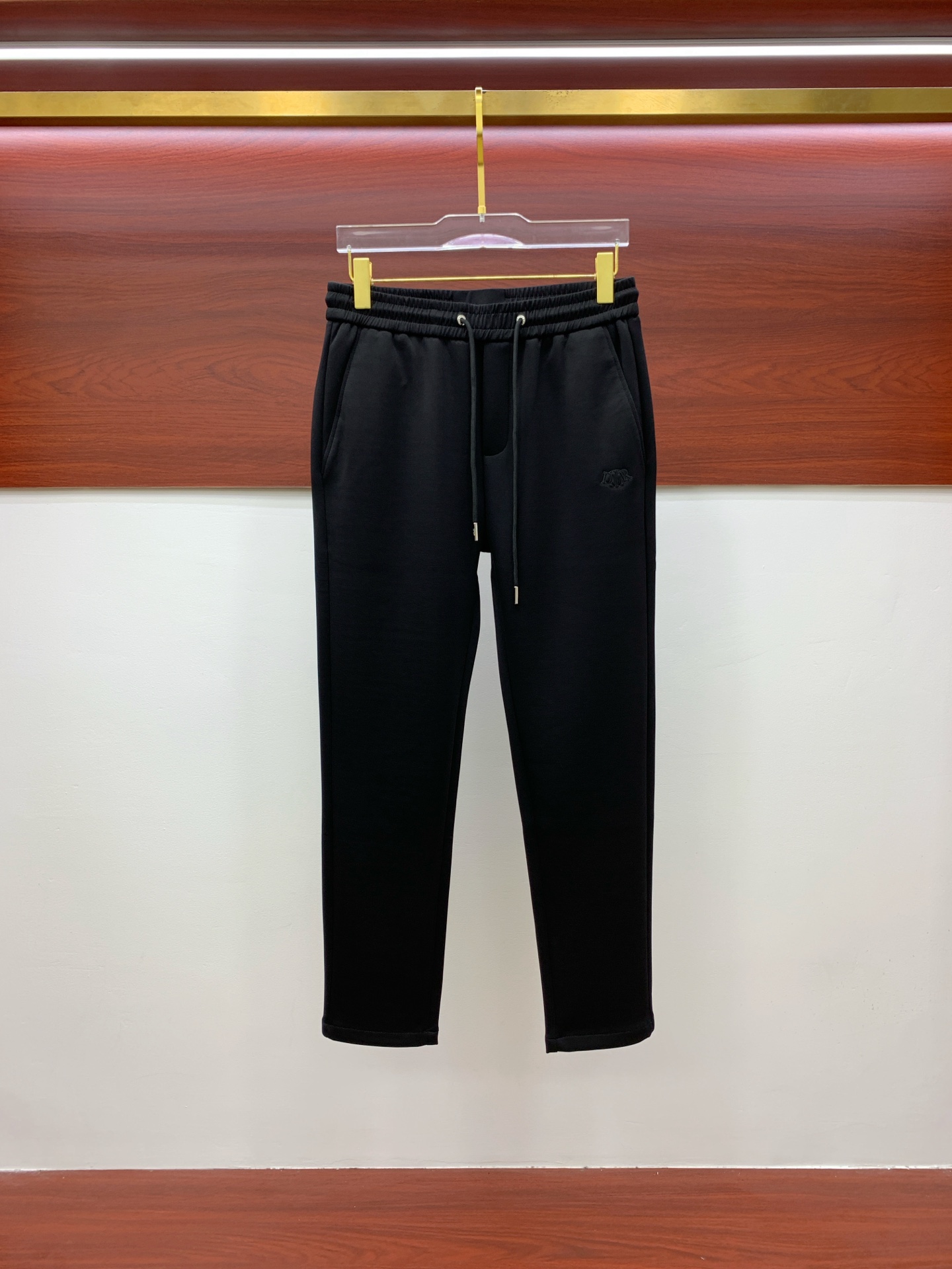 NO:644287,Dior’s exclusive high-end version of new casual pants!  Customized fabrics at the counter are highly comfortable, with impeccable details and brand element design concepts, reflecting high quality. They feel delicate and soft!  It presents a casual cut and the upper body shape is awesome!  Size M-3XL,,dior,alexander wang19860909迪奥 独家专供新款休闲裤 高端版本！专柜定制面料 舒适度高,细节无可挑剔,品牌元素设计理念,体现高品质.手感细腻柔软！呈现休闲裁剪,上身版型超赞！码数M-3XL,,dior,alexander wang,Men's clothing
