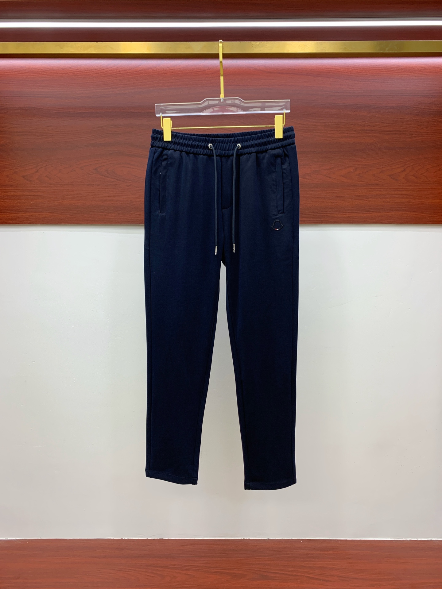 NO:644281,Mengkou exclusively supplies new casual pants, high-end version!  Customized fabrics at the counter are highly comfortable, with impeccable details and brand element design concepts, reflecting high quality. They feel delicate and soft!  It presents a casual cut and the upper body shape is awesome!  Size M-3XL,,Moncler,alexander wang19860909蒙口 独家专供新款休闲裤 高端版本！专柜定制面料 舒适度高,细节无可挑剔,品牌元素设计理念,体现高品质.手感细腻柔软！呈现休闲裁剪,上身版型超赞！码数M-3XL,,Moncler,alexander wang,Men's clothing