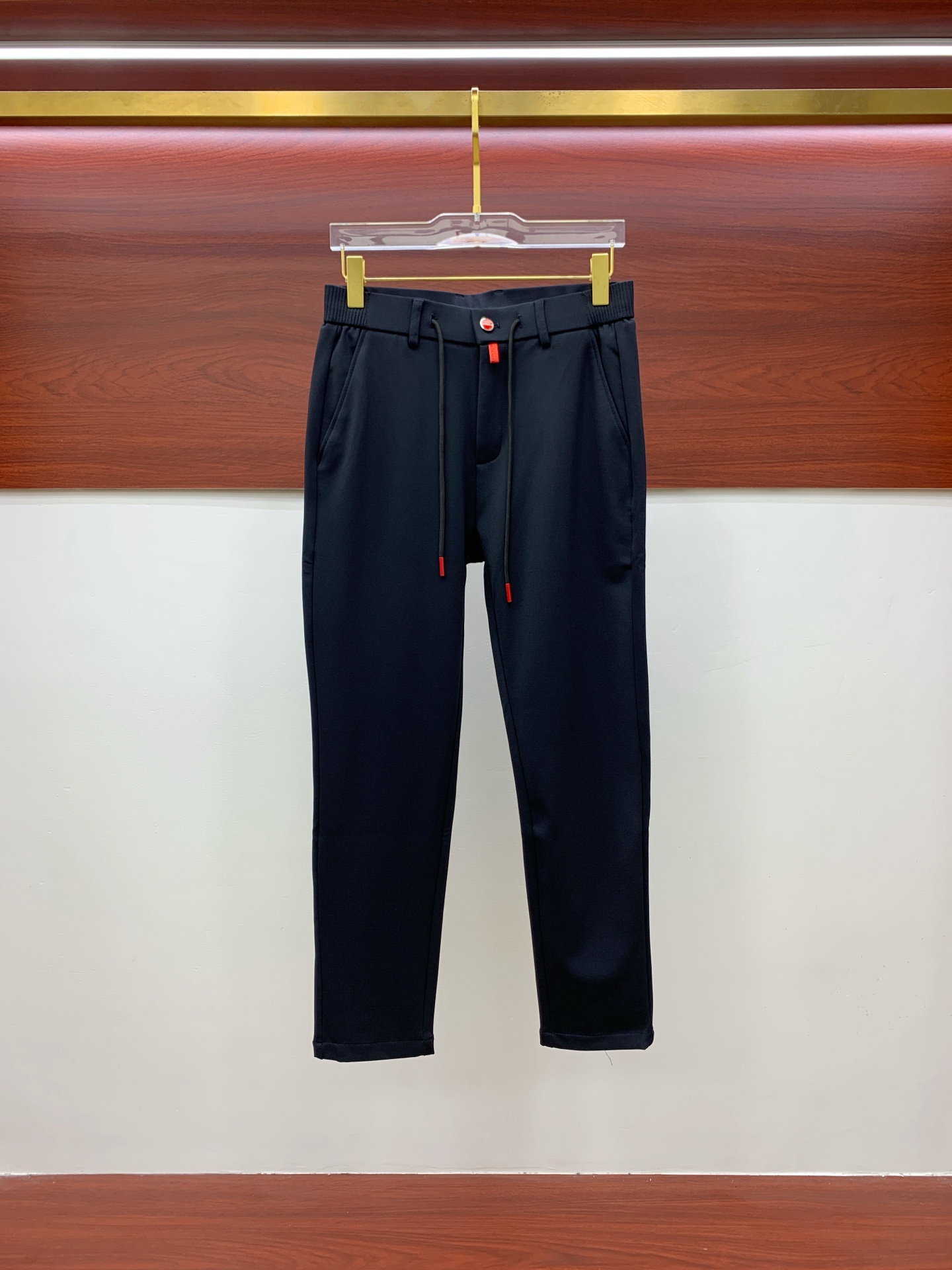 NO:644301,Kiton exclusively sells new casual pants, high-end version!  Customized fabrics at the counter are highly comfortable, with impeccable details and brand element design concepts, reflecting high quality. They feel delicate and soft!  It presents a casual cut and the upper body shape is awesome!  Size M-3XL,,alexander wang19860909kiton 独家专供新款休闲裤 高端版本！专柜定制面料 舒适度高,细节无可挑剔,品牌元素设计理念,体现高品质.手感细腻柔软！呈现休闲裁剪,上身版型超赞！码数M-3XL,,alexander wang,Men's clothing