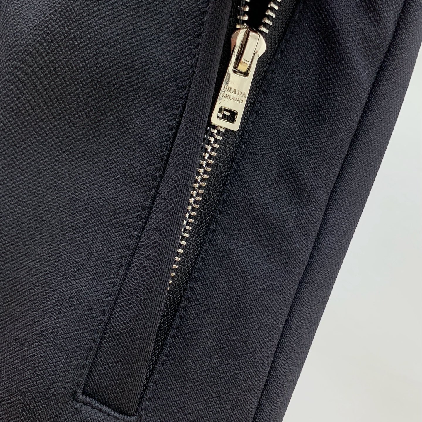 普拉达 💥独家专供新款休闲裤 高端版本！专柜定制面料 舒适度高，细节无可挑剔，品牌元素设计理念，体现高品