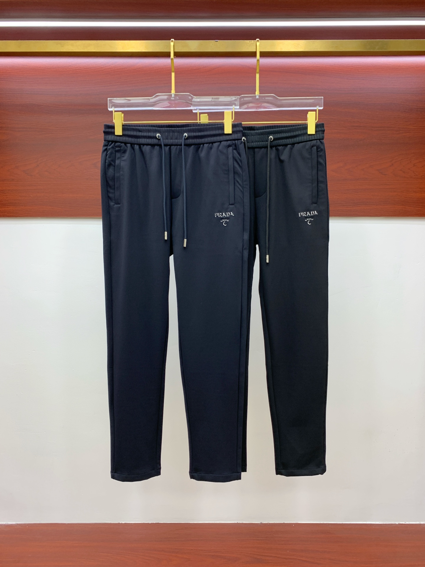 普拉达 💥独家专供新款休闲裤 高端版本！专柜定制面料 舒适度高，细节无可挑剔，品牌元素设计理念，体现高品