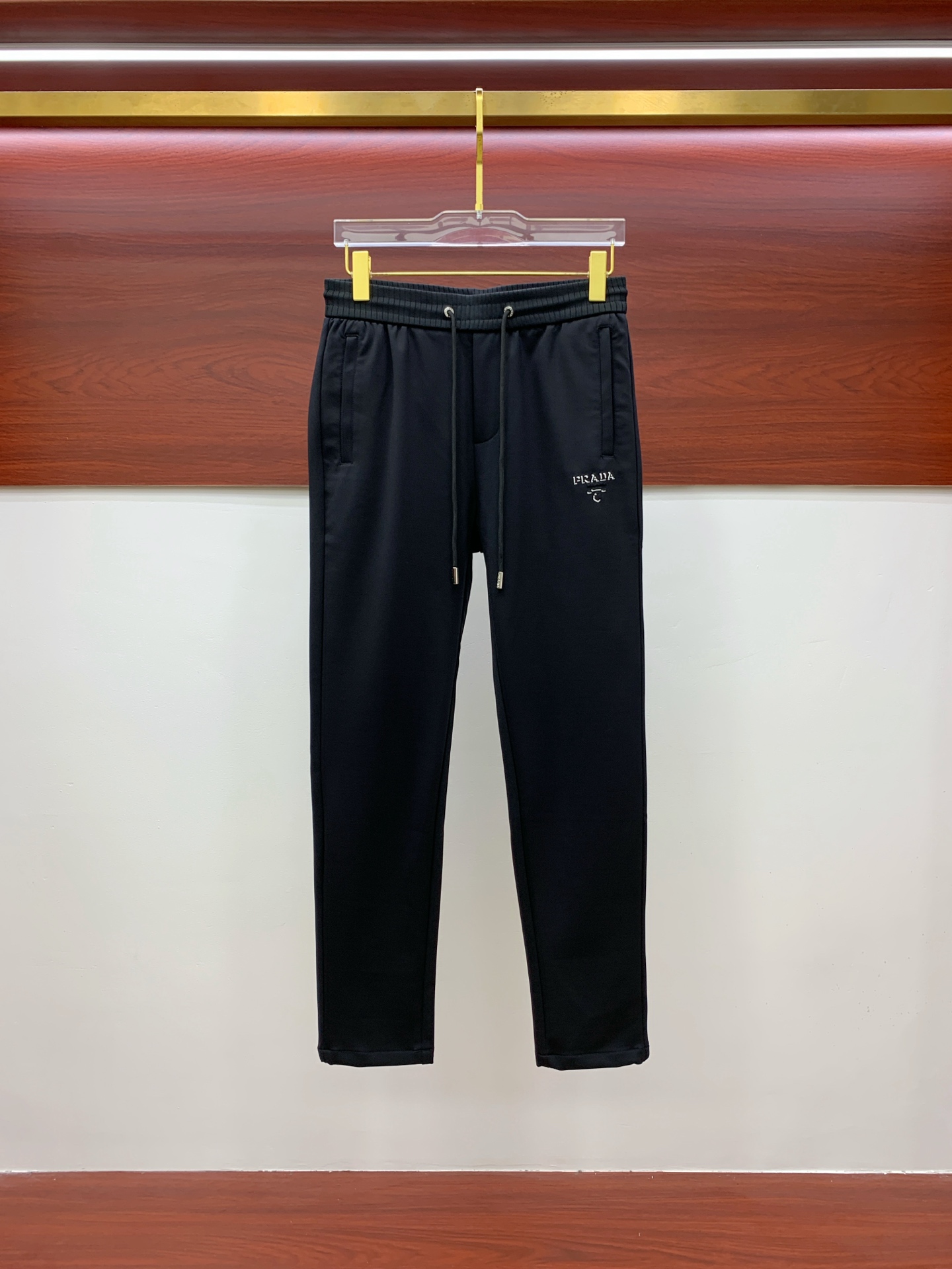 NO:644298,Prada exclusively offers high-end versions of new casual pants!  Customized fabrics at the counter are highly comfortable, with impeccable details and brand element design concepts, reflecting high quality. They feel delicate and soft!  It presents a casual cut and the upper body shape is awesome!  Size M-3XL,,prada,alexander wang19860909普拉达 独家专供新款休闲裤 高端版本！专柜定制面料 舒适度高,细节无可挑剔,品牌元素设计理念,体现高品质.手感细腻柔软！呈现休闲裁剪,上身版型超赞！码数M-3XL,,prada,alexander wang,Men's clothing
