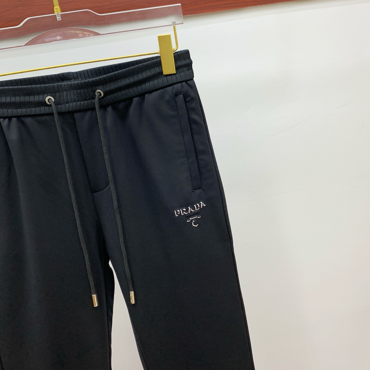 普拉达 💥独家专供新款休闲裤 高端版本！专柜定制面料 舒适度高，细节无可挑剔，品牌元素设计理念，体现高品