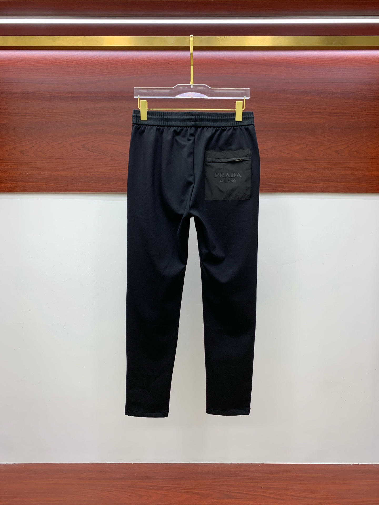 普拉达 💥独家专供新款休闲裤 高端版本！专柜定制面料 舒适度高，细节无可挑剔，品牌元素设计理念，体现高品
