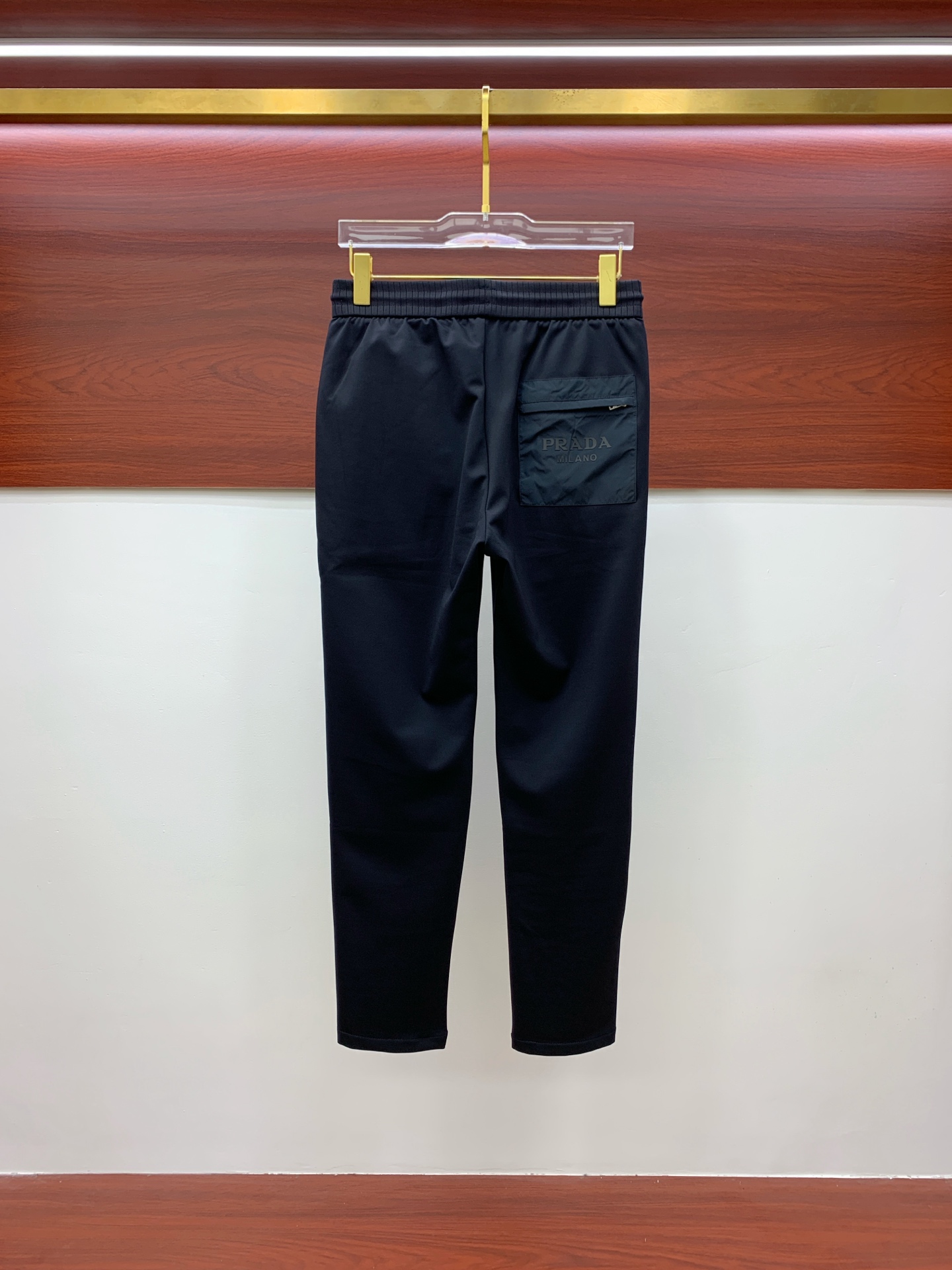 普拉达 💥独家专供新款休闲裤 高端版本！专柜定制面料 舒适度高，细节无可挑剔，品牌元素设计理念，体现高品