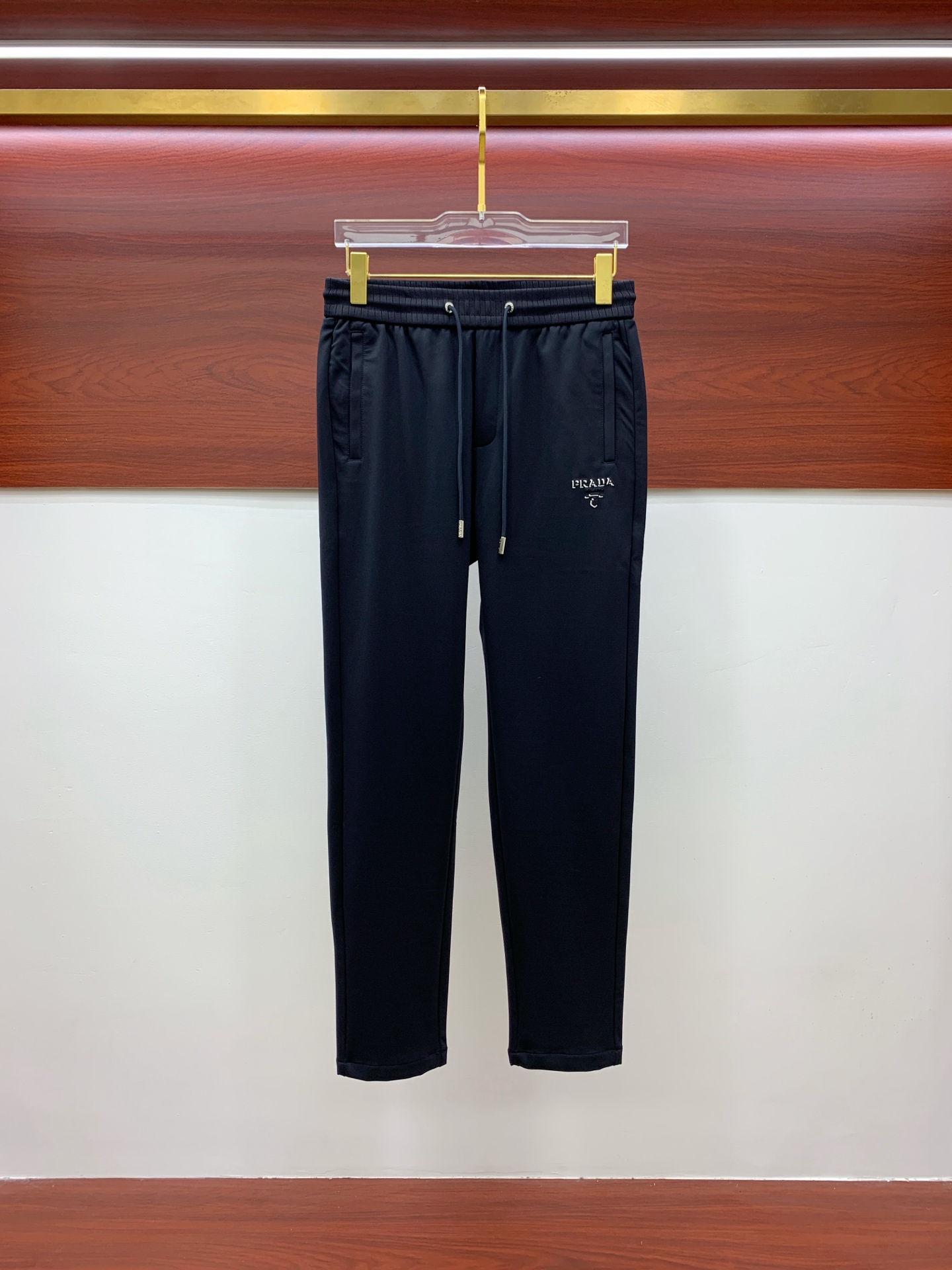 普拉达 💥独家专供新款休闲裤 高端版本！专柜定制面料 舒适度高，细节无可挑剔，品牌元素设计理念，体现高品