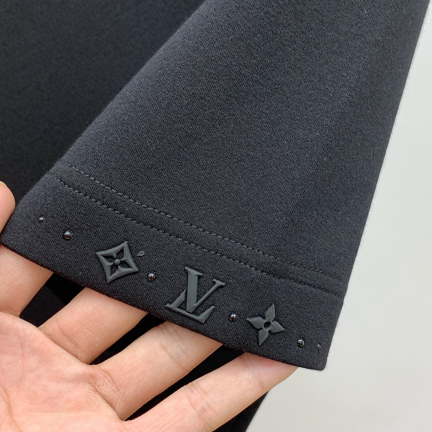 lv 短袖毛衣 2025秋冬最新系列，专柜1:1顶级复刻，全品相！加厚款，潮人必备单品！懂货的老铁赶紧下