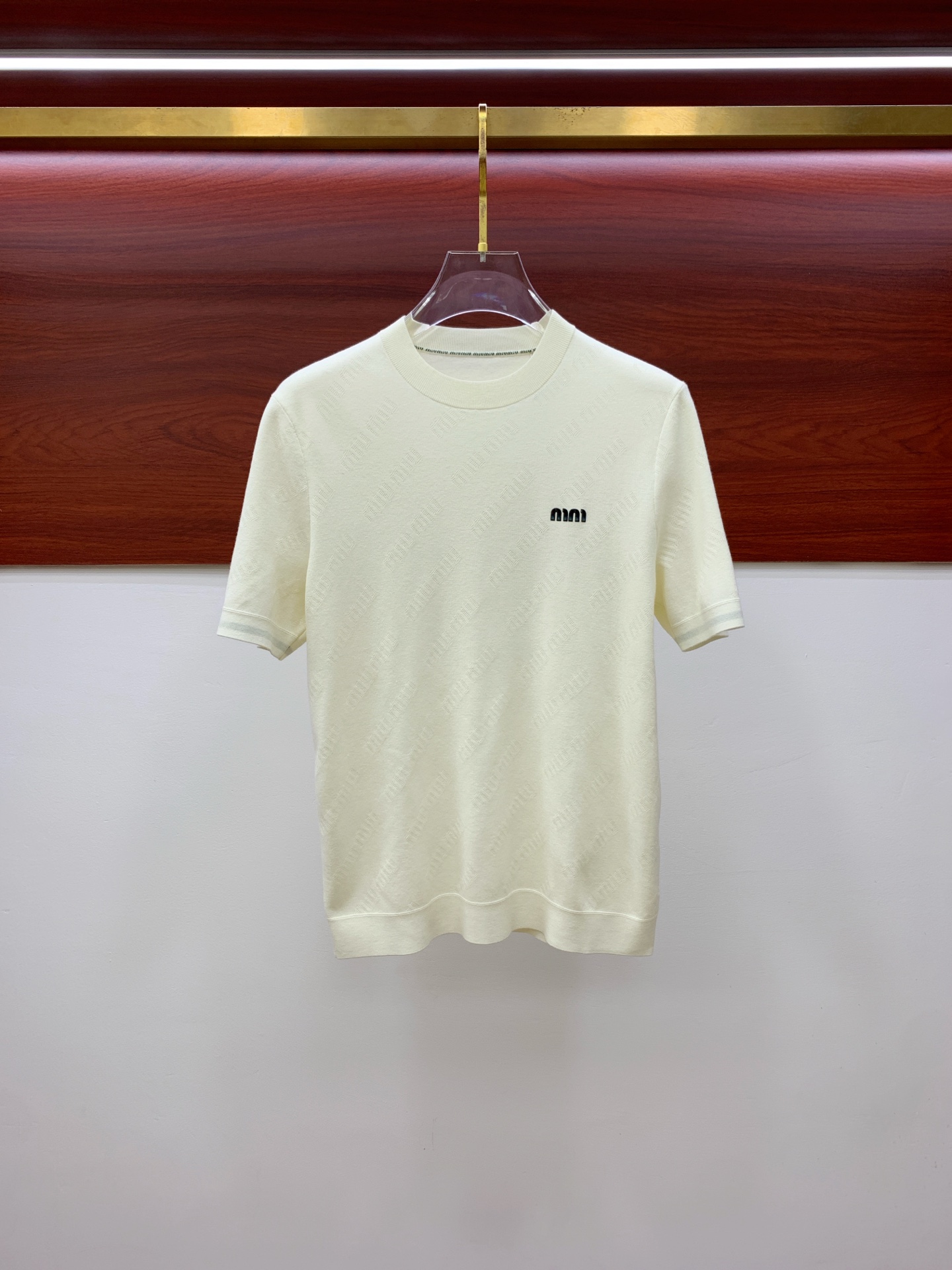 NO:649443,Miu miu short-sleeved sweater 2025 autumn and winter latest series, 1:1 top replica at the counter, all in good condition!  Thick style, a must-have item for fashionistas!  Old irons who know the stuff, hurry up and start, the fabric is cashmere 10, wool 60, spandex 30, size M-3XL,,miumiu,sweaters,T-shirt,alexander wang19860909谬谬 miu miu 短袖毛衣 2025秋冬最新系列,专柜1:1顶级复刻,全品相！加厚款,潮人必备单品！懂货的老铁赶紧下手,面料羊绒10羊毛60氨纶30 尺码 M-3XL,,miumiu,sweaters,T-shirt,alexander wang,Men's clothing