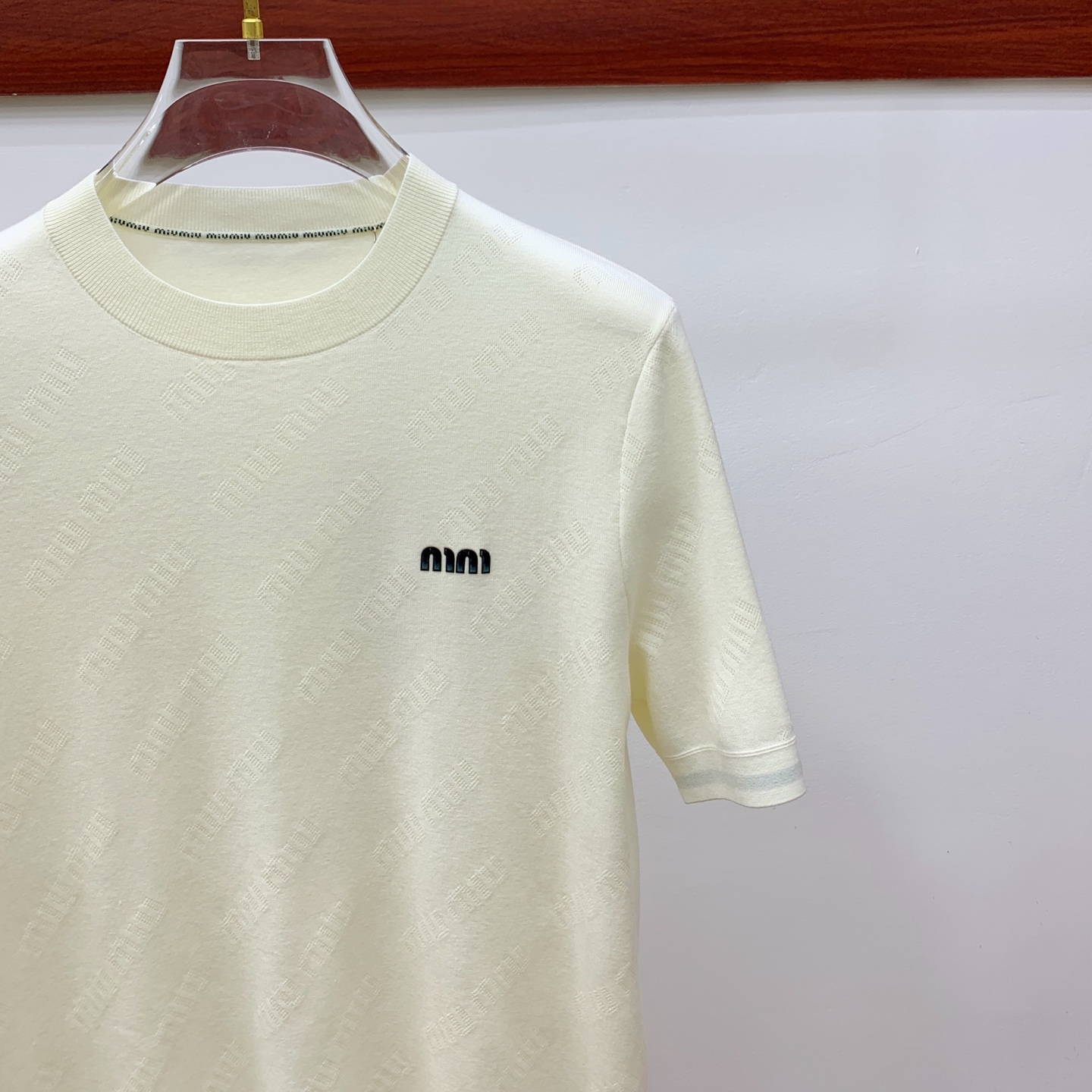谬谬 miu miu 短袖毛衣 2025秋冬最新系列，专柜1:1顶级复刻，全品相！加厚款，潮人必备单品！