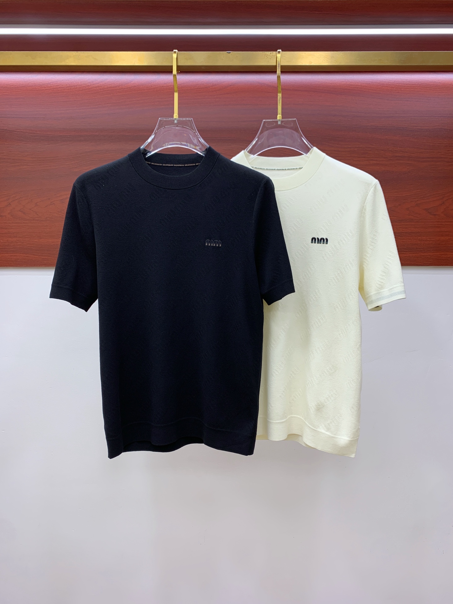 NO:649437,Miumiu short-sleeved sweater 2025 autumn and winter latest series, 1:1 top replica at the counter, all in good condition!  Thick style, a must-have item for fashionistas!  Old irons who know the stuff, hurry up and start, the fabric is cashmere 10, wool 60, spandex 30, size M-3XL,,miumiu,sweaters,T-shirt,alexander wang19860909谬谬 miumiu 短袖毛衣 2025秋冬最新系列,专柜1:1顶级复刻,全品相！加厚款,潮人必备单品！懂货的老铁赶紧下手,面料羊绒10羊毛60氨纶30 尺码 M-3XL,,miumiu,sweaters,T-shirt,alexander wang,Men's clothing