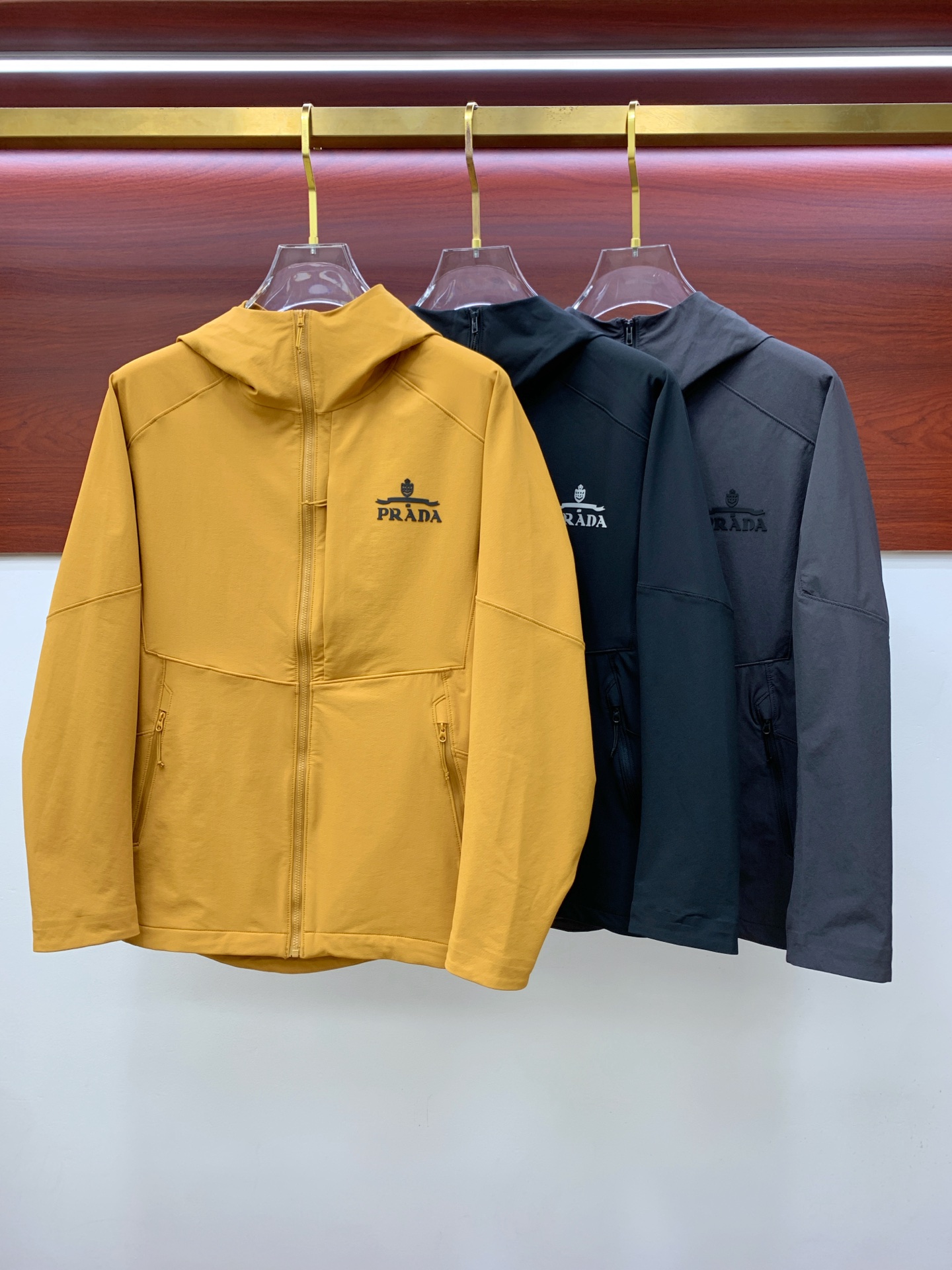 NO:550652,Prada 25ss early autumn [new product] windbreaker jacket jacket popular, autumn and winter counter new casual and fashionable jacket jacket!  Super avant-garde design style, delicate and comfortable, very light and not easy to wrinkle. Multiple craftsmanship The overall design is quite visual, the upper body is casual and stylish, with a certain degree of clarity, absolutely recommended to be at the most cutting-edge temperament of fashion, a must-have for urban casualness. S-2xl, prada, jackets & coats, jackets & coats, alexander wang19860909普拉达25ss早秋【新品】风衣夹克外套爆款 秋冬专柜新款休闲时尚夹克外套！超前卫设计风格 细腻舒适 穿着非常轻便不易起皱.多重重工艺 整体的设计颇具视觉感,上身休闲有型,有一定的挺括度,绝对走在时尚最尖端的气质感推荐,都市休闲必备.码数S-2xl,,prada,jackets & coats,jackets & coats,alexander wang,Men's clothing