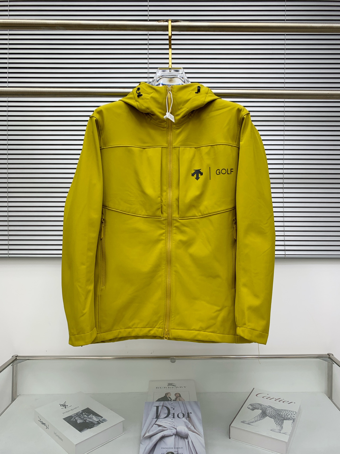 NO:569318,Descente 25ss early autumn [new product] windbreaker jacket hot style new casual fashion jacket autumn and winter counter!  Ultra-avant-garde design style, delicate and comfortable, very light to wear and not easy to wrinkle. Multiple craftsmanship. The overall design is quite visual. The upper body is casual and stylish, with a certain degree of stiffness. It is definitely at the forefront of fashion. It is recommended for urban leisure. Size S-2xl,,jackets & coats,jackets & coats,alexander wang19860909迪桑特25ss早秋【新品】风衣夹克外套爆款 秋冬专柜新款休闲时尚夹克外套！超前卫设计风格 细腻舒适 穿着非常轻便不易起皱.多重重工艺 整体的设计颇具视觉感,上身休闲有型,有一定的挺括度,绝对走在时尚最尖端的气质感推荐,都市休闲必备.码数S-2xl,,jackets & coats,jackets & coats,alexander wang,Men's clothing