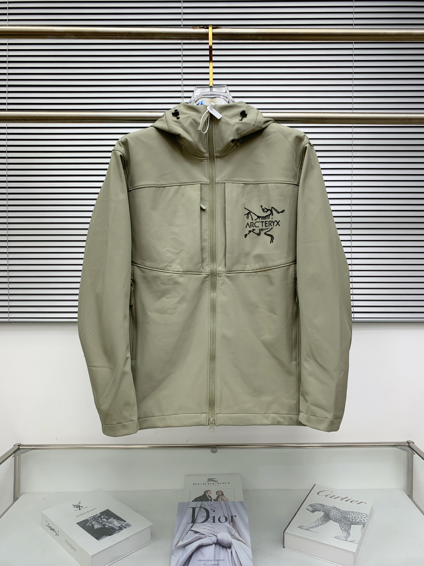 NO:569323,Arc'teryx 25ss Early Autumn [New Product] Windbreaker Jacket Hot Style New Casual Fashion Jacket at the Autumn and Winter Counter!  Ultra-avant-garde design style, delicate and comfortable, very light to wear and not easy to wrinkle. Multiple craftsmanship. The overall design is quite visual. The upper body is casual and stylish, with a certain degree of stiffness. It is definitely at the forefront of fashion. It is recommended for urban leisure. Size S-2xl, arc'teryx, jackets & coats, jackets & coats, alexander wang19860909始祖鸟25ss早秋【新品】风衣夹克外套爆款 秋冬专柜新款休闲时尚夹克外套！超前卫设计风格 细腻舒适 穿着非常轻便不易起皱.多重重工艺 整体的设计颇具视觉感,上身休闲有型,有一定的挺括度,绝对走在时尚最尖端的气质感推荐,都市休闲必备.码数S-2xl,arc'teryx,jackets & coats,jackets & coats,alexander wang,Men's clothing