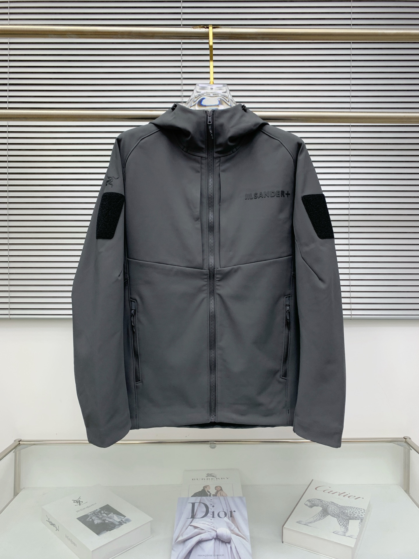 NO:569327,Arc'teryx 25ss Early Autumn [New Product] Windbreaker Jacket Hot Style New Casual Fashion Jacket at the Autumn and Winter Counter!  Ultra-avant-garde design style, delicate and comfortable, very light to wear and not easy to wrinkle. Multiple craftsmanship. The overall design is quite visual. The upper body is casual and stylish, with a certain degree of stiffness. It is definitely at the forefront of fashion. It is recommended for urban leisure. Size M-3XL, arc'teryx, jackets & coats, jackets & coats, alexander wang19860909始祖鸟25ss早秋【新品】风衣夹克外套爆款 秋冬专柜新款休闲时尚夹克外套！超前卫设计风格 细腻舒适 穿着非常轻便不易起皱.多重重工艺 整体的设计颇具视觉感,上身休闲有型,有一定的挺括度,绝对走在时尚最尖端的气质感推荐,都市休闲必备.码数M-3XL,arc'teryx,jackets & coats,jackets & coats,alexander wang,Men's clothing