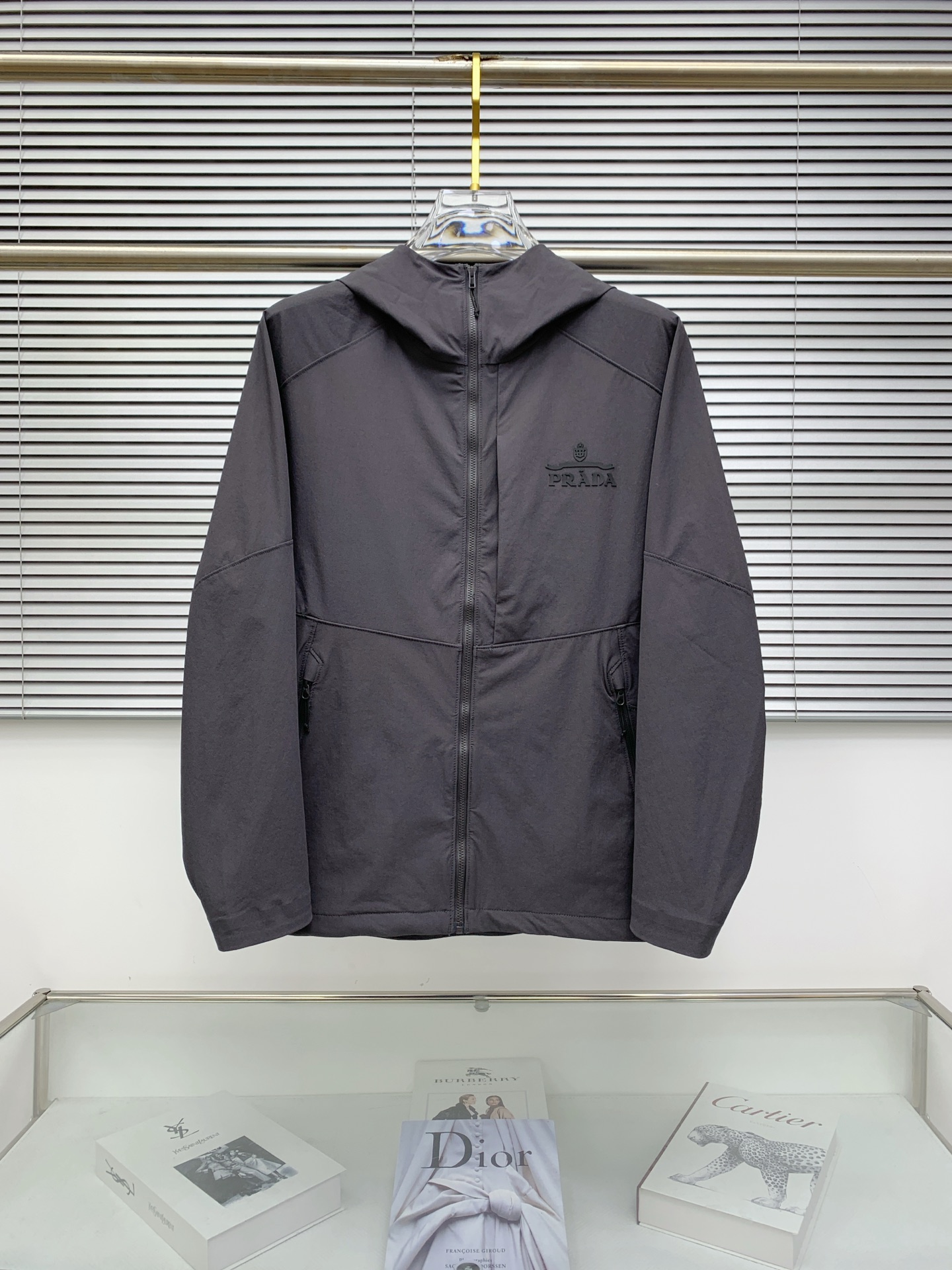 NO:569333,Prada 25ss early autumn [new product] windbreaker jacket hot style new casual fashion jacket autumn and winter counter!  Ultra-avant-garde design style, delicate and comfortable, very light to wear and not easy to wrinkle. Multiple craftsmanship. The overall design is quite visual. The upper body is casual and stylish, with a certain degree of stiffness. It is definitely at the forefront of fashion. It is recommended for urban leisure. Size S-2xl,, prada, jackets & coats, jackets & coats, alexander wang19860909普拉达25ss早秋【新品】风衣夹克外套爆款 秋冬专柜新款休闲时尚夹克外套！超前卫设计风格 细腻舒适 穿着非常轻便不易起皱.多重重工艺 整体的设计颇具视觉感,上身休闲有型,有一定的挺括度,绝对走在时尚最尖端的气质感推荐,都市休闲必备.码数S-2xl,,prada,jackets & coats,jackets & coats,alexander wang,Men's clothing