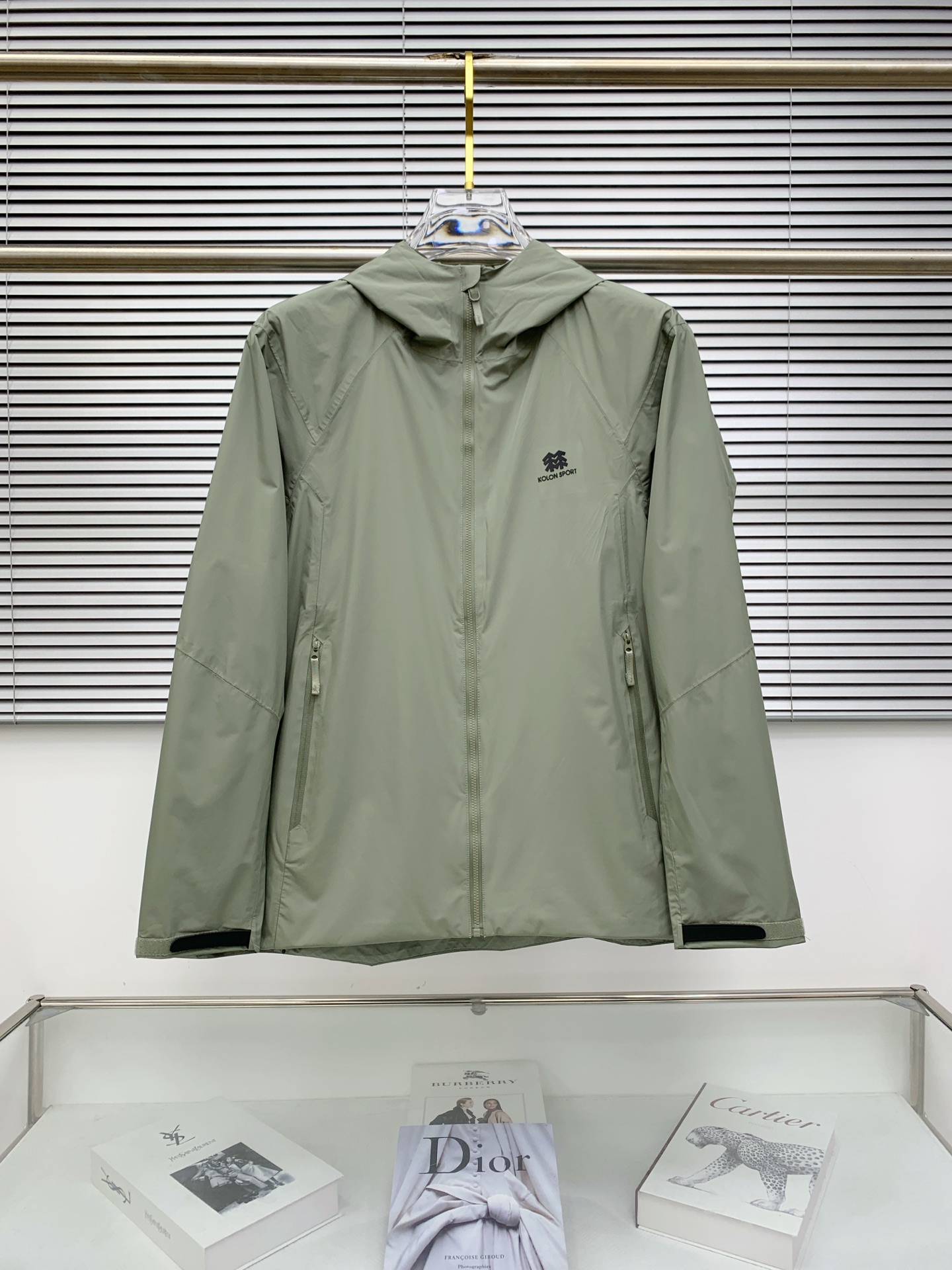 NO:569295,Kolon 25ss Early Autumn [New Product] Windbreaker Jacket Hot Style New Casual Fashion Jacket at the Autumn and Winter Counter!  Ultra-avant-garde design style, delicate and comfortable, very light to wear and not easy to wrinkle. Multiple craftsmanship. The overall design is quite visual. The upper body is casual and stylish, with a certain degree of stiffness. It is definitely at the forefront of fashion. It is recommended for urban leisure. Size S-2xl,,jackets & coats,jackets & coats,alexander wang19860909可隆25ss早秋【新品】风衣夹克外套爆款 秋冬专柜新款休闲时尚夹克外套！超前卫设计风格 细腻舒适 穿着非常轻便不易起皱.多重重工艺 整体的设计颇具视觉感,上身休闲有型,有一定的挺括度,绝对走在时尚最尖端的气质感推荐,都市休闲必备.码数S-2xl,,jackets & coats,jackets & coats,alexander wang,Men's clothing