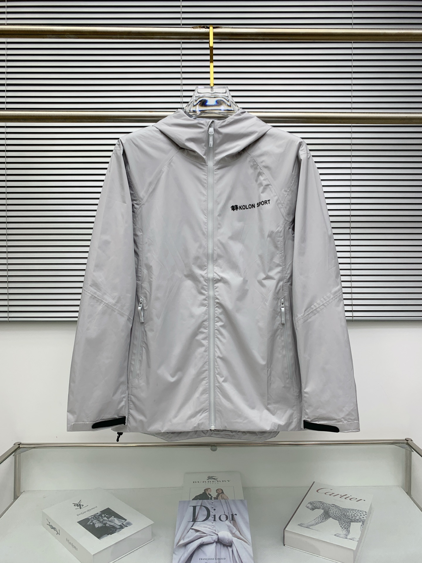 NO:569300,Kolon 25ss Early Autumn [New Product] Windbreaker Jacket Hot Style New Casual Fashion Jacket at the Autumn and Winter Counter!  Ultra-avant-garde design style, delicate and comfortable, very light to wear and not easy to wrinkle. Multiple craftsmanship. The overall design is quite visual. The upper body is casual and stylish, with a certain degree of stiffness. It is definitely at the forefront of fashion. It is recommended for urban leisure. Size M-3XL,,jackets & coats,jackets & coats,alexander wang19860909可隆25ss早秋【新品】风衣夹克外套爆款 秋冬专柜新款休闲时尚夹克外套！超前卫设计风格 细腻舒适 穿着非常轻便不易起皱.多重重工艺 整体的设计颇具视觉感,上身休闲有型,有一定的挺括度,绝对走在时尚最尖端的气质感推荐,都市休闲必备.码数M-3XL,,jackets & coats,jackets & coats,alexander wang,Men's clothing