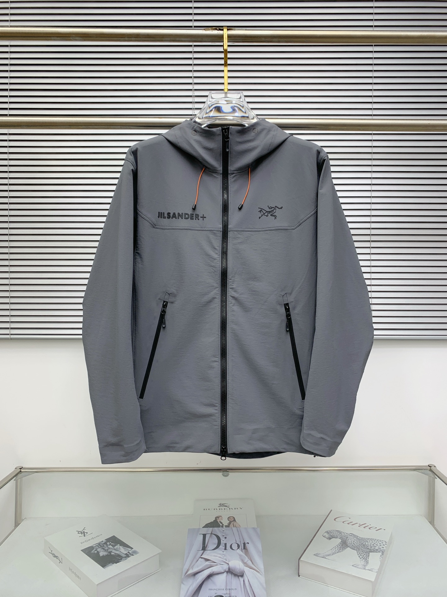 NO:569305,Arc'teryx 25ss Early Autumn [New Product] Windbreaker Jacket Hot Style New Casual Fashion Jacket at the Autumn and Winter Counter!  Ultra-avant-garde design style, delicate and comfortable, very light to wear and not easy to wrinkle. Multiple craftsmanship. The overall design is quite visual. The upper body is casual and stylish, with a certain degree of stiffness. It is definitely at the forefront of fashion. It is recommended for urban leisure. Size S-2xl, arc'teryx, jackets & coats, jackets & coats, alexander wang19860909始祖鸟25ss早秋【新品】风衣夹克外套爆款 秋冬专柜新款休闲时尚夹克外套！超前卫设计风格 细腻舒适 穿着非常轻便不易起皱.多重重工艺 整体的设计颇具视觉感,上身休闲有型,有一定的挺括度,绝对走在时尚最尖端的气质感推荐,都市休闲必备.码数S-2xl,arc'teryx,jackets & coats,jackets & coats,alexander wang,Men's clothing