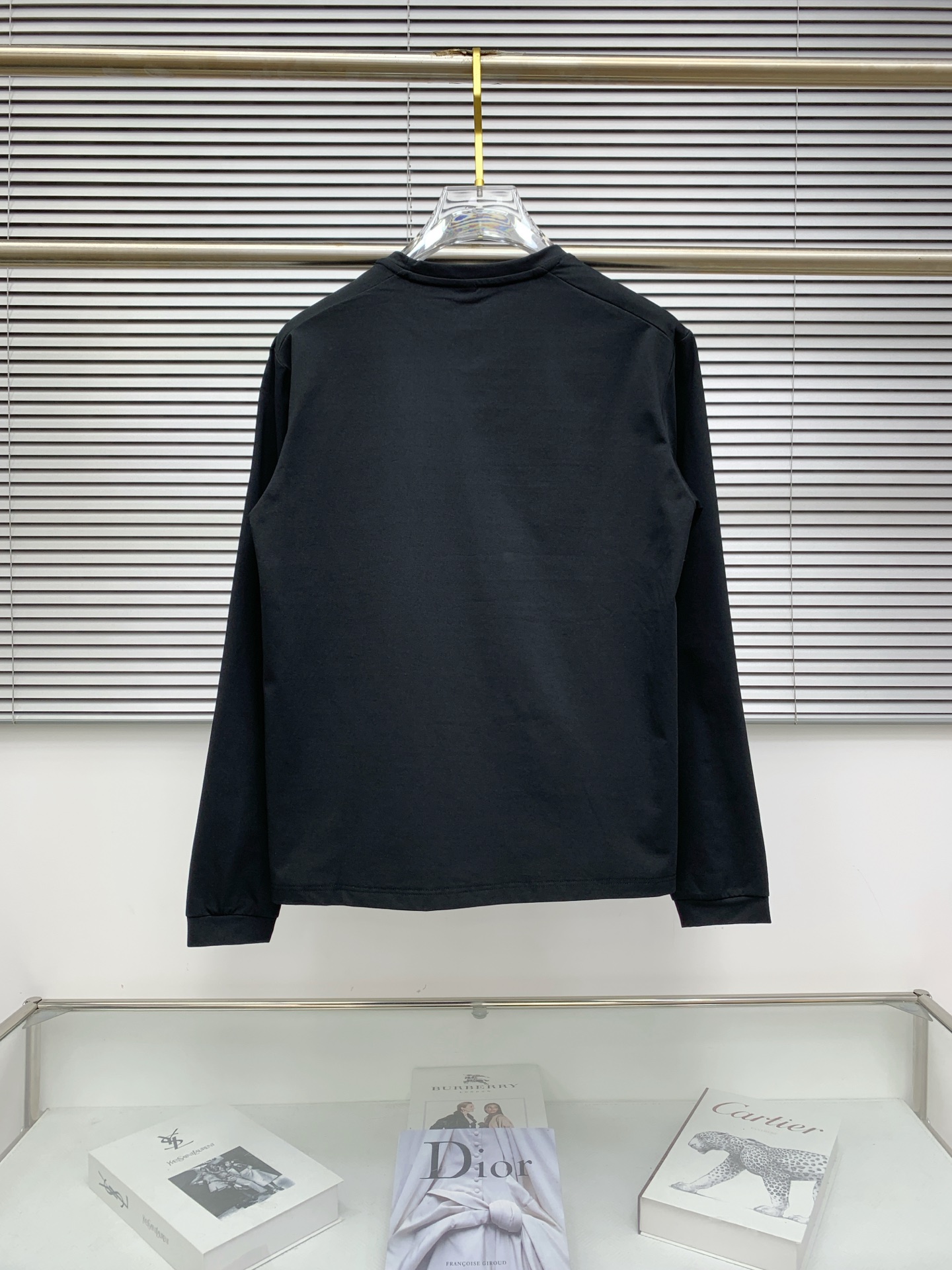 供货价:80💰『常熟热销篇章』顶级贸易货,工厂1:1定制,原包装+原吊牌
凯乐石新款 经典立体硅胶压印 功能性面料 纯色长袖卫衣T恤 三标齐全
颜色：黑色
码数:m到4xl







