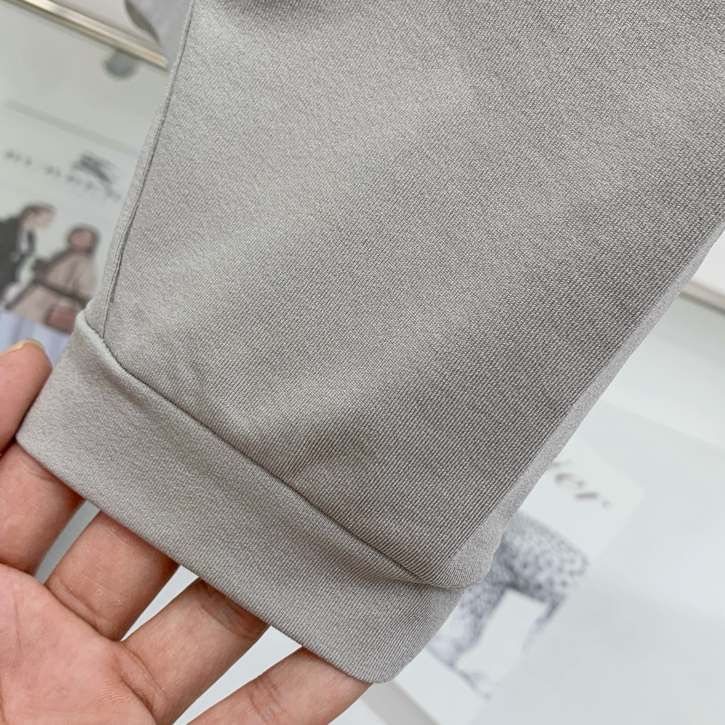 供货价:80💰『常熟热销篇章』顶级贸易货,工厂1:1定制,原包装+原吊牌
凯乐石新款 经典立体硅胶压印 功能性面料 纯色长袖卫衣T恤 三标齐全
颜色：灰色
码数:m到4xl










