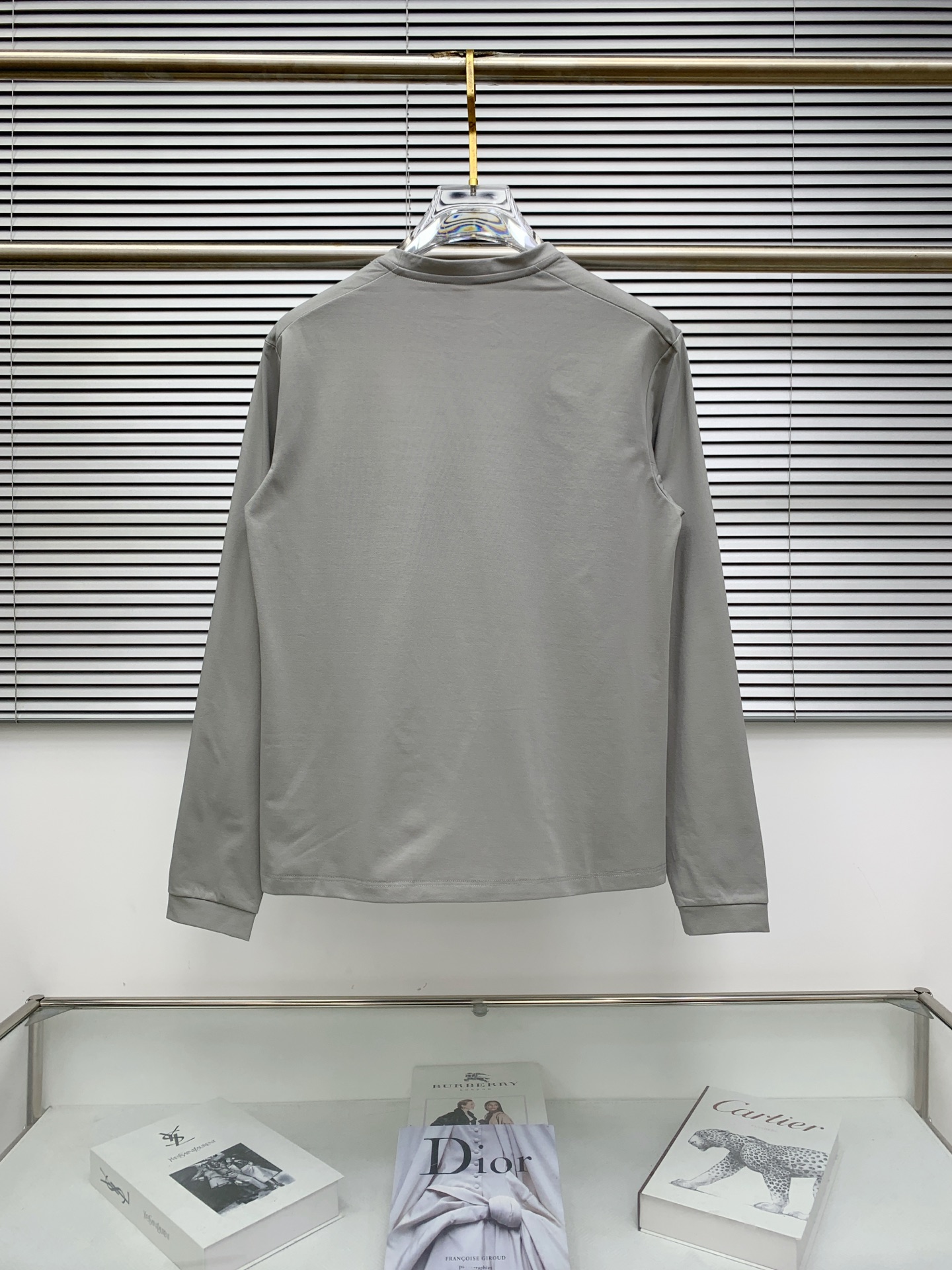 供货价:80💰『常熟热销篇章』顶级贸易货,工厂1:1定制,原包装+原吊牌
凯乐石新款 经典立体硅胶压印 功能性面料 纯色长袖卫衣T恤 三标齐全
颜色：灰色
码数:m到4xl










