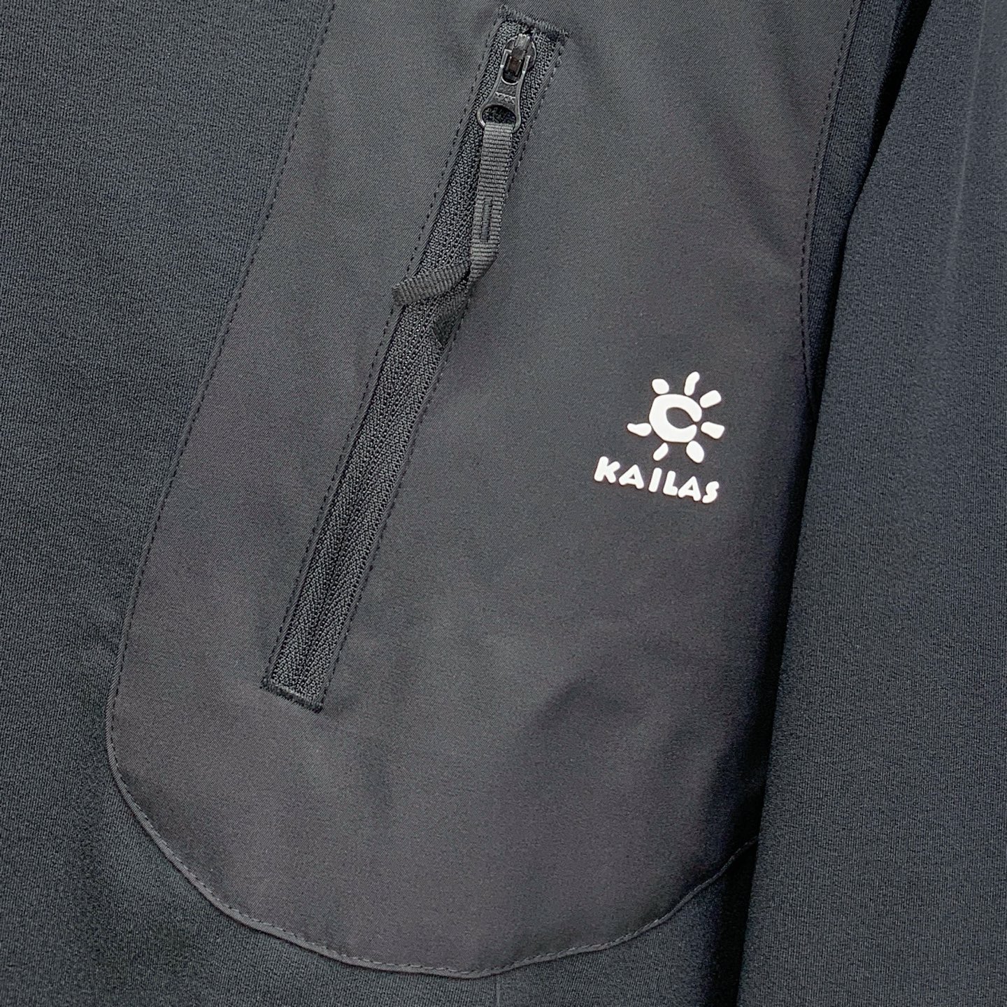 供货价:80💰『常熟热销篇章』顶级贸易货,工厂1:1定制,原包装+原吊牌
凯乐石新款 经典立体硅胶压印 功能性面料 纯色长袖卫衣T恤 三标齐全
颜色：黑色
码数:m到4xl







