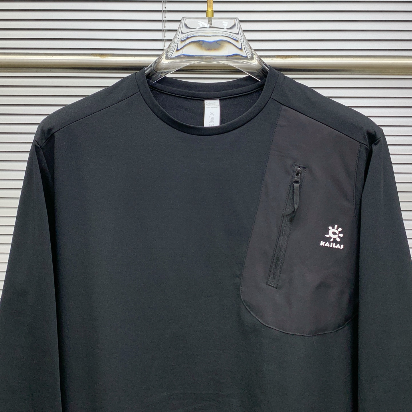 供货价:80💰『常熟热销篇章』顶级贸易货,工厂1:1定制,原包装+原吊牌
凯乐石新款 经典立体硅胶压印 功能性面料 纯色长袖卫衣T恤 三标齐全
颜色：黑色
码数:m到4xl







