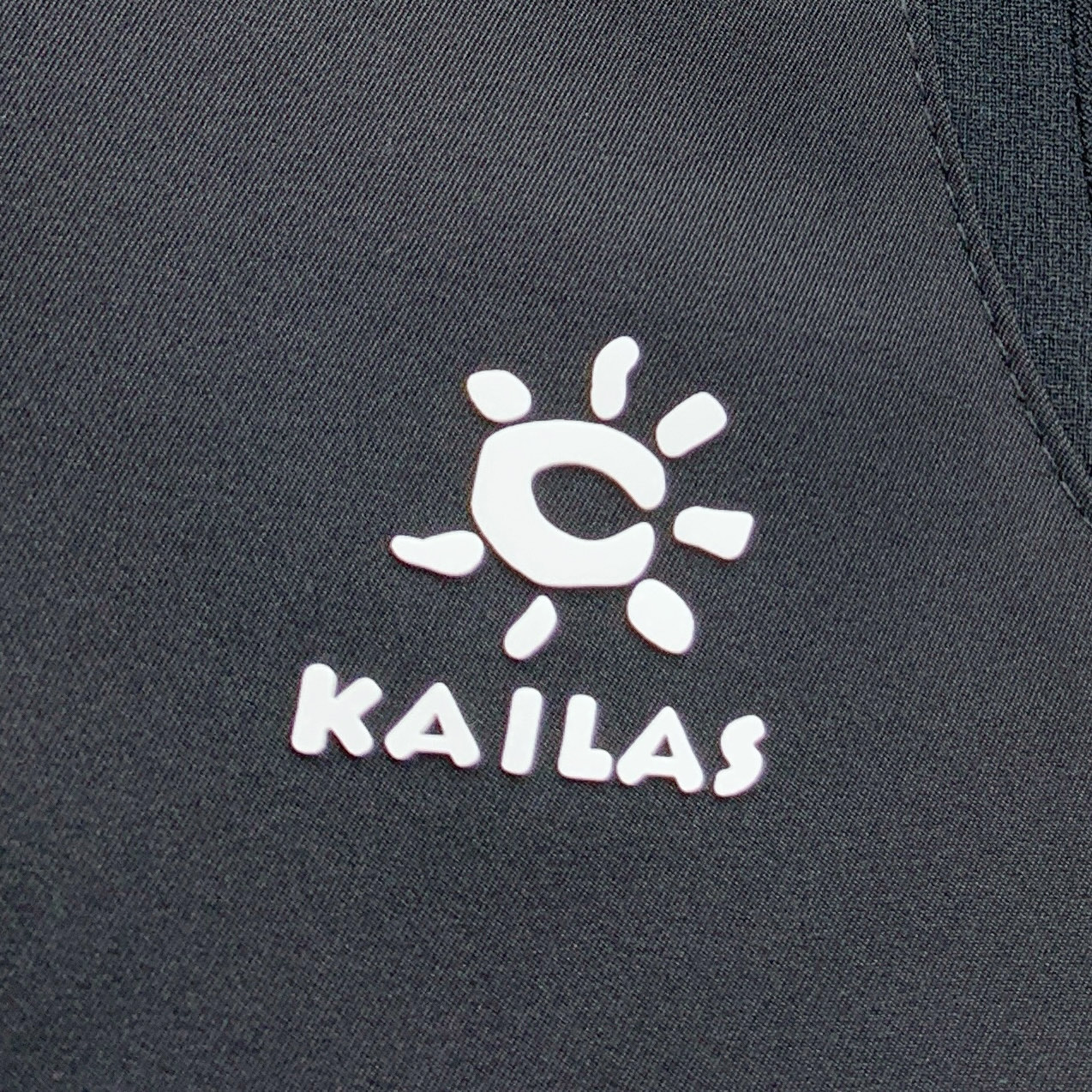 供货价:80💰『常熟热销篇章』顶级贸易货,工厂1:1定制,原包装+原吊牌
凯乐石新款 经典立体硅胶压印 功能性面料 纯色长袖卫衣T恤 三标齐全
颜色：黑色
码数:m到4xl







