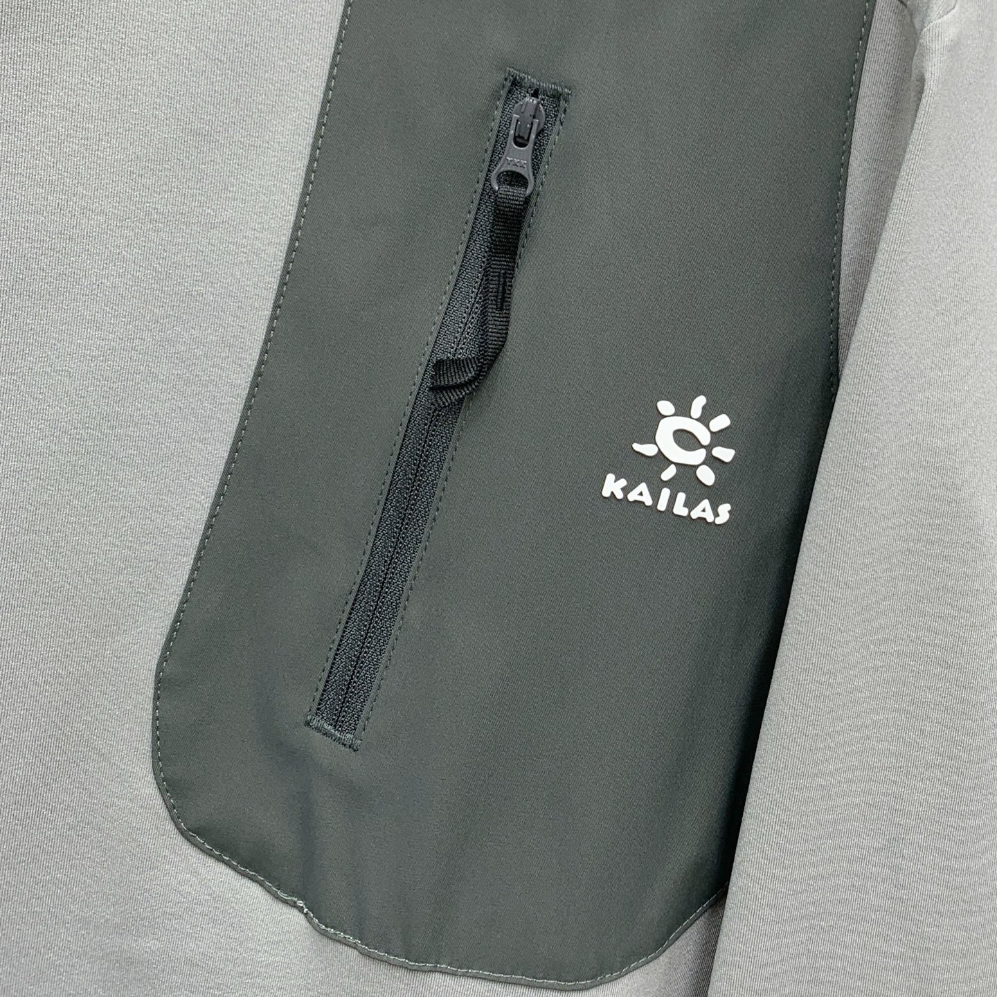 供货价:80💰『常熟热销篇章』顶级贸易货,工厂1:1定制,原包装+原吊牌
凯乐石新款 经典立体硅胶压印 功能性面料 纯色长袖卫衣T恤 三标齐全
颜色：灰色
码数:m到4xl










