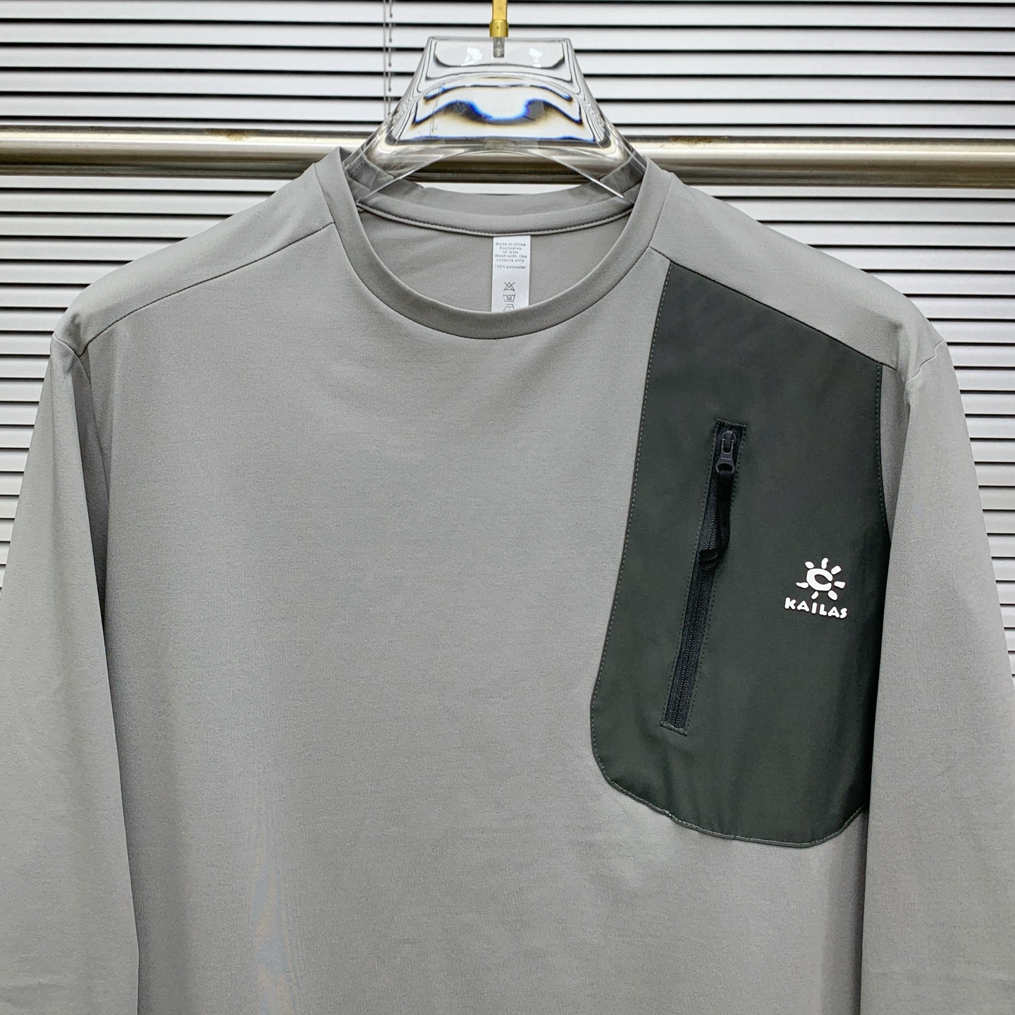 供货价:80💰『常熟热销篇章』顶级贸易货,工厂1:1定制,原包装+原吊牌
凯乐石新款 经典立体硅胶压印 功能性面料 纯色长袖卫衣T恤 三标齐全
颜色：灰色
码数:m到4xl










