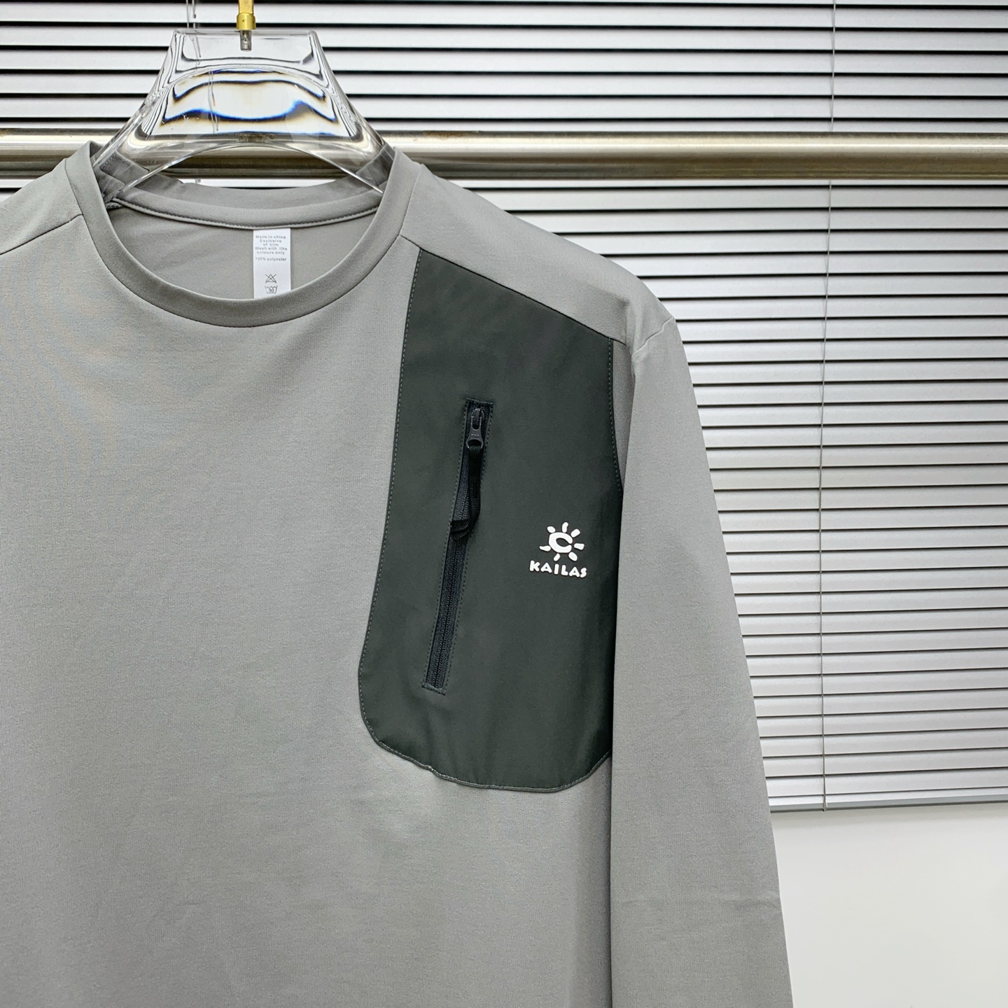 供货价:80💰『常熟热销篇章』顶级贸易货,工厂1:1定制,原包装+原吊牌
凯乐石新款 经典立体硅胶压印 功能性面料 纯色长袖卫衣T恤 三标齐全
颜色：灰色
码数:m到4xl










