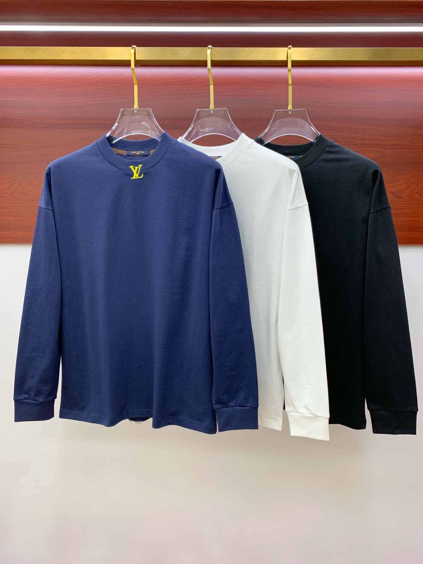 NO:524537,LV 25ss autumn [new product] new trade order round neck long sleeve base shirt long sleeve T-shirt internet celebrity style!  The upper body is comfortable and breathable, not stiff, and the overall three-dimensional sense is rich, and the quality export orders meet the simple needs of commuters for dress. The upper body is very effective, it looks slim and does not picky about the figure. The fabric workmanship... Improper, good craftsmanship can make you look good and tasteful, a must-have item for everyone. Number of codes M-3XL,,louis vuitton,tees,t-shirt,alexander wang19860909LV 25ss秋季【新品】新款贸易订单圆领长袖打底衫长袖T恤网红款！上身舒适透气,不僵硬,整体有着丰富的立体感,品质出口订单,满足通勤人们对于着装的简约需求,上身效果很好,显瘦,不挑剔身材.面料做工....无可挑剔,好工艺好面料才能穿出好品味一款,人手必备单品 码数M-3XL,,louis vuitton,tees，t-shirt,alexander wang,Men's clothing