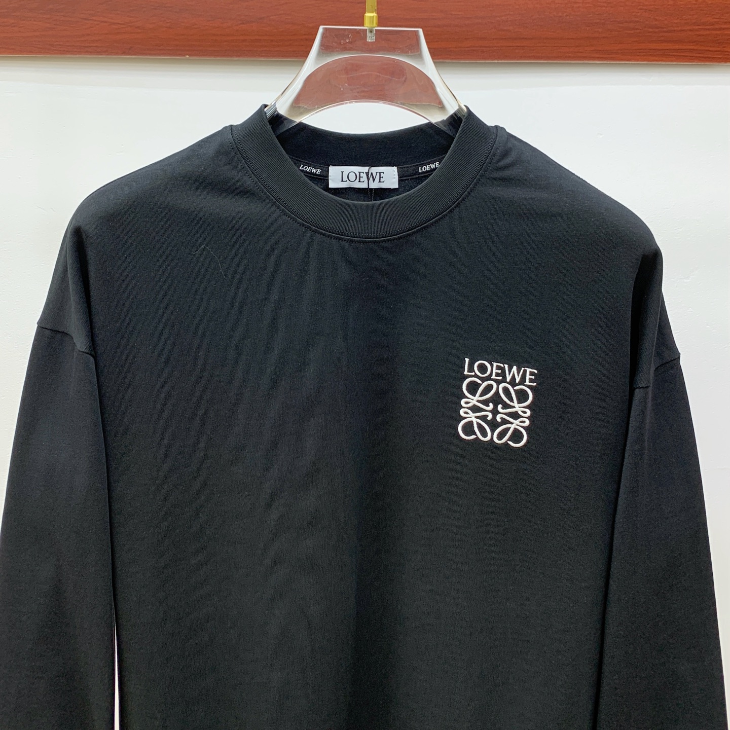 NO:524539,Luo Yiwei 25ss autumn [new product] new trade order round neck long sleeve base shirt long sleeve T-shirt internet celebrity style!  The upper body is comfortable and breathable, not stiff, and the overall three-dimensional sense is rich, and the quality export orders meet the simple needs of commuters for dressing. The upper body is very effective, it looks slim and does not picky about the figure. The fabric workmanship... Improper, good craftsmanship can make you look good and tasteful, a must-have item for people with codes M-3XL, loewe,tees, t-shirt, alexander wang19860909罗意威25ss秋季【新品】新款贸易订单圆领长袖打底衫长袖T恤网红款！上身舒适透气,不僵硬,整体有着丰富的立体感,品质出口订单,满足通勤人们对于着装的简约需求,上身效果很好,显瘦,不挑剔身材.面料做工....无可挑剔,好工艺好面料才能穿出好品味一款,人手必备单品 码数M-3XL,,loewe,tees，t-shirt,alexander wang,Men's clothing