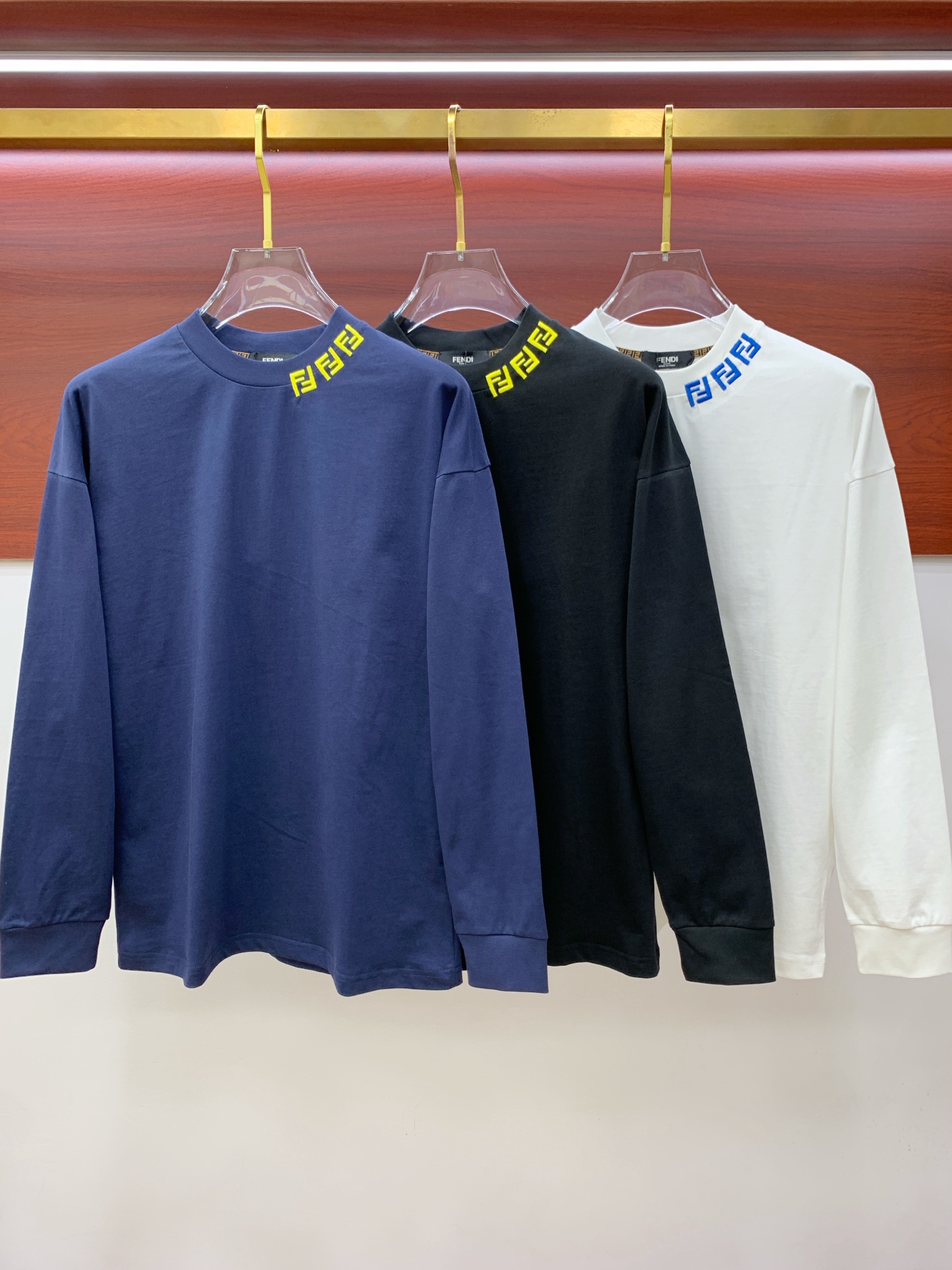 NO:524548,Fendi 25ss autumn [new product] new trade order round neck long sleeve base shirt long sleeve T-shirt internet celebrity style!  The upper body is comfortable and breathable, not stiff, and has a rich three-dimensional sense overall. Its quality export orders meet the simple needs of commuters for dressing. The upper body is very effective, it looks slim and does not picky about the figure. The fabric workmanship... Improper, good craftsmanship can make you look good and tasteful, a must-have item for people with codes M-3XL, fendi,tees, t-shirt,alexander wang19860909芬迪25ss秋季【新品】新款贸易订单圆领长袖打底衫长袖T恤网红款！上身舒适透气,不僵硬,整体有着丰富的立体感,品质出口订单,满足通勤人们对于着装的简约需求,上身效果很好,显瘦,不挑剔身材.面料做工....无可挑剔,好工艺好面料才能穿出好品味一款,人手必备单品 码数M-3XL,,fendi,tees，t-shirt,alexander wang,Men's clothing