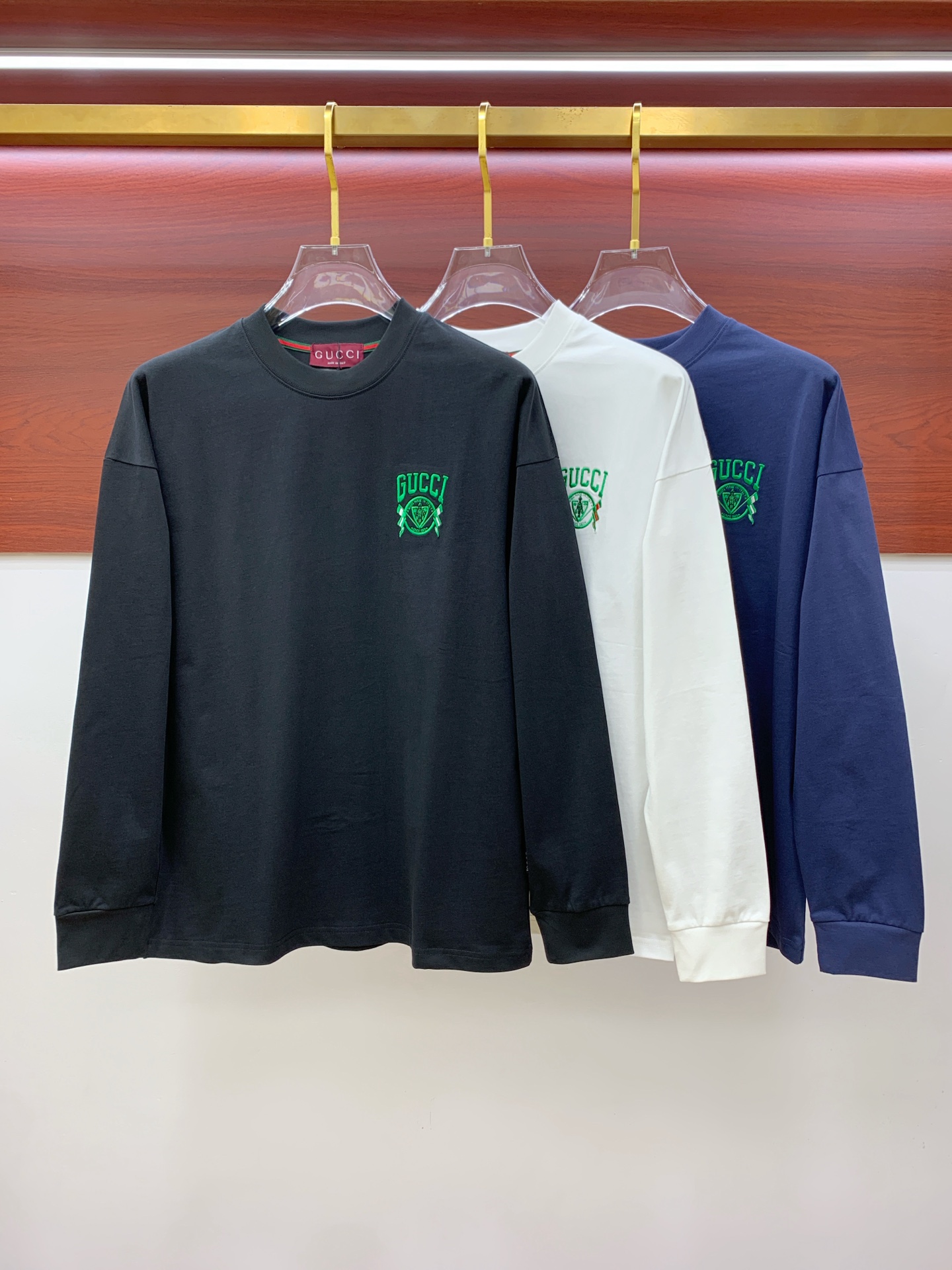 NO:524550,Gucci 25ss autumn [new product] new trade order round neck long sleeve base shirt long sleeve T-shirt internet celebrity style!  The upper body is comfortable and breathable, not stiff, and the overall three-dimensional sense is rich, and the quality export orders meet the simple needs of commuters for dress. The upper body is very effective, it looks slim and does not picky about the figure. The fabric workmanship... Improper, good craftsmanship can make you look good and tasteful, a must-have item for people handwriting. Number of numbers M-3XL, gucci,tees, t-shirt, alexander wang19860909古驰25ss秋季【新品】新款贸易订单圆领长袖打底衫长袖T恤网红款！上身舒适透气,不僵硬,整体有着丰富的立体感,品质出口订单,满足通勤人们对于着装的简约需求,上身效果很好,显瘦,不挑剔身材.面料做工....无可挑剔,好工艺好面料才能穿出好品味一款,人手必备单品 码数M-3XL,,gucci,tees，t-shirt,alexander wang,Men's clothing