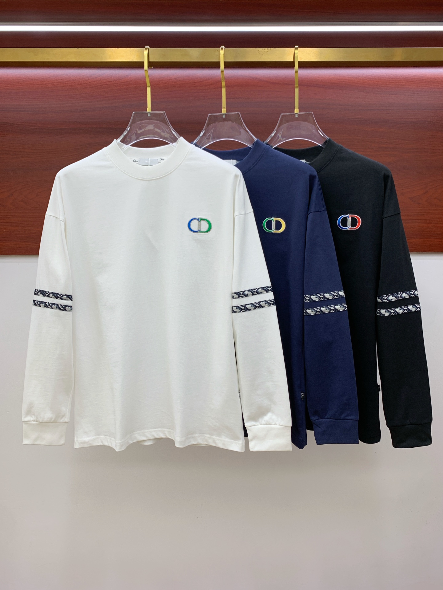 NO:524552,Dior 25ss autumn [new product] new trade order round neck long sleeve base shirt long sleeve T-shirt internet celebrity style!  The upper body is comfortable and breathable, not stiff, and has a rich three-dimensional sense overall. Its quality export orders meet the simple needs of commuters for dress. The upper body is very effective, it looks slim and does not picky about the figure. The fabric workmanship... Improper, good craftsmanship can make you look good and tasteful. A must-have item for people with codes M-3XL,,dior,tees,t-shirt,alexander wang19860909迪奥25ss秋季【新品】新款贸易订单圆领长袖打底衫长袖T恤网红款！上身舒适透气,不僵硬,整体有着丰富的立体感,品质出口订单,满足通勤人们对于着装的简约需求,上身效果很好,显瘦,不挑剔身材.面料做工....无可挑剔,好工艺好面料才能穿出好品味一款,人手必备单品 码数M-3XL,,dior,tees，t-shirt,alexander wang,Men's clothing