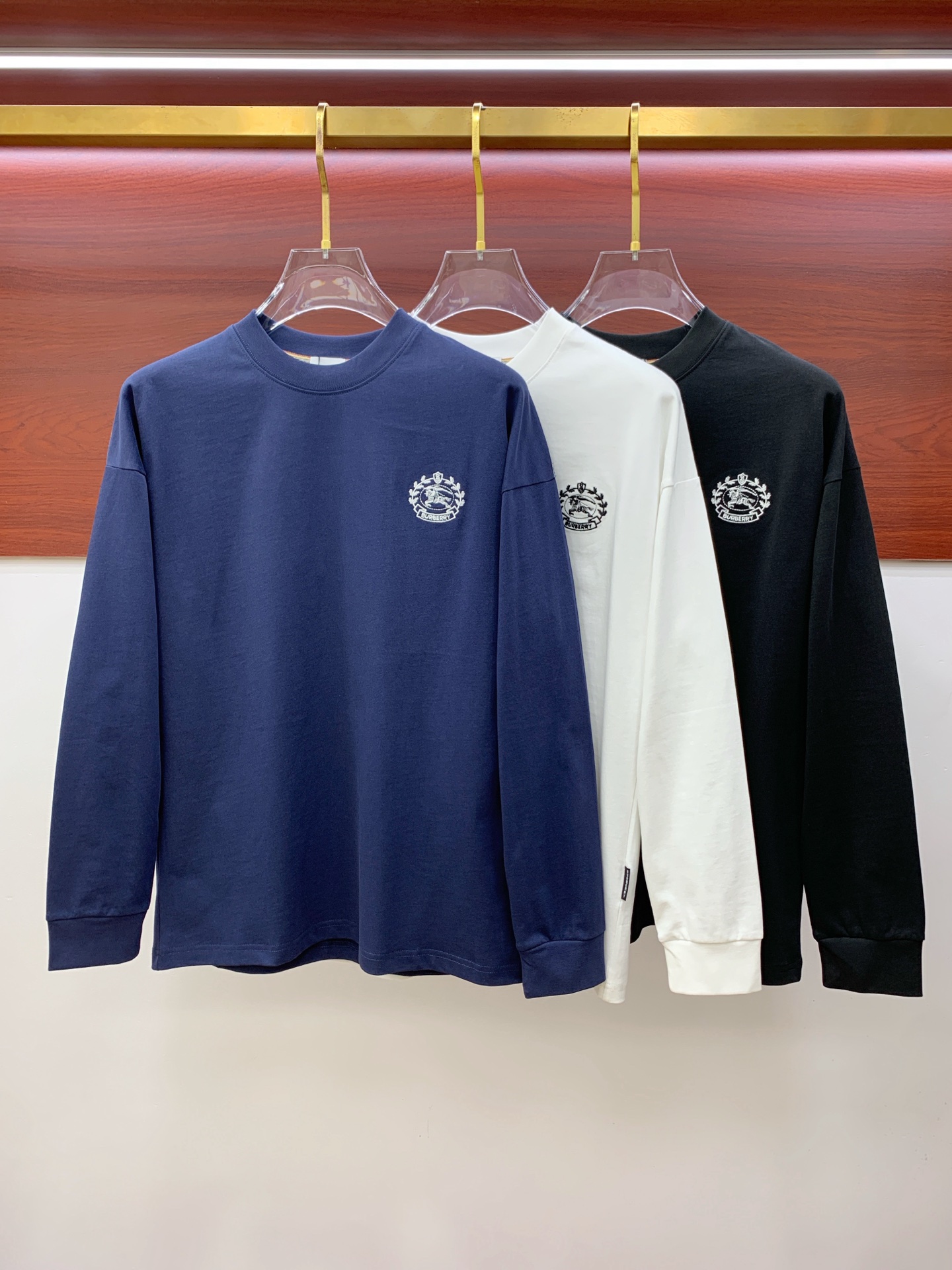 NO:524554,Burberry 25ss autumn [new product] new trade order round neck long sleeve base shirt long sleeve T-shirt internet celebrity style!  The upper body is comfortable and breathable, not stiff, and has a rich three-dimensional sense overall. Its quality export orders meet the simple needs of commuters for dressing. The upper body is very effective, it looks slim and does not picky about the figure. The fabric workmanship... Improper, good craftsmanship can make you look good and tasteful, a must-have item for people with codes M-3XL, burberry,tees, t-shirt, alexander wang19860909巴宝莉25ss秋季【新品】新款贸易订单圆领长袖打底衫长袖T恤网红款！上身舒适透气,不僵硬,整体有着丰富的立体感,品质出口订单,满足通勤人们对于着装的简约需求,上身效果很好,显瘦,不挑剔身材.面料做工....无可挑剔,好工艺好面料才能穿出好品味一款,人手必备单品 码数M-3XL,,burberry,tees，t-shirt,alexander wang,Men's clothing