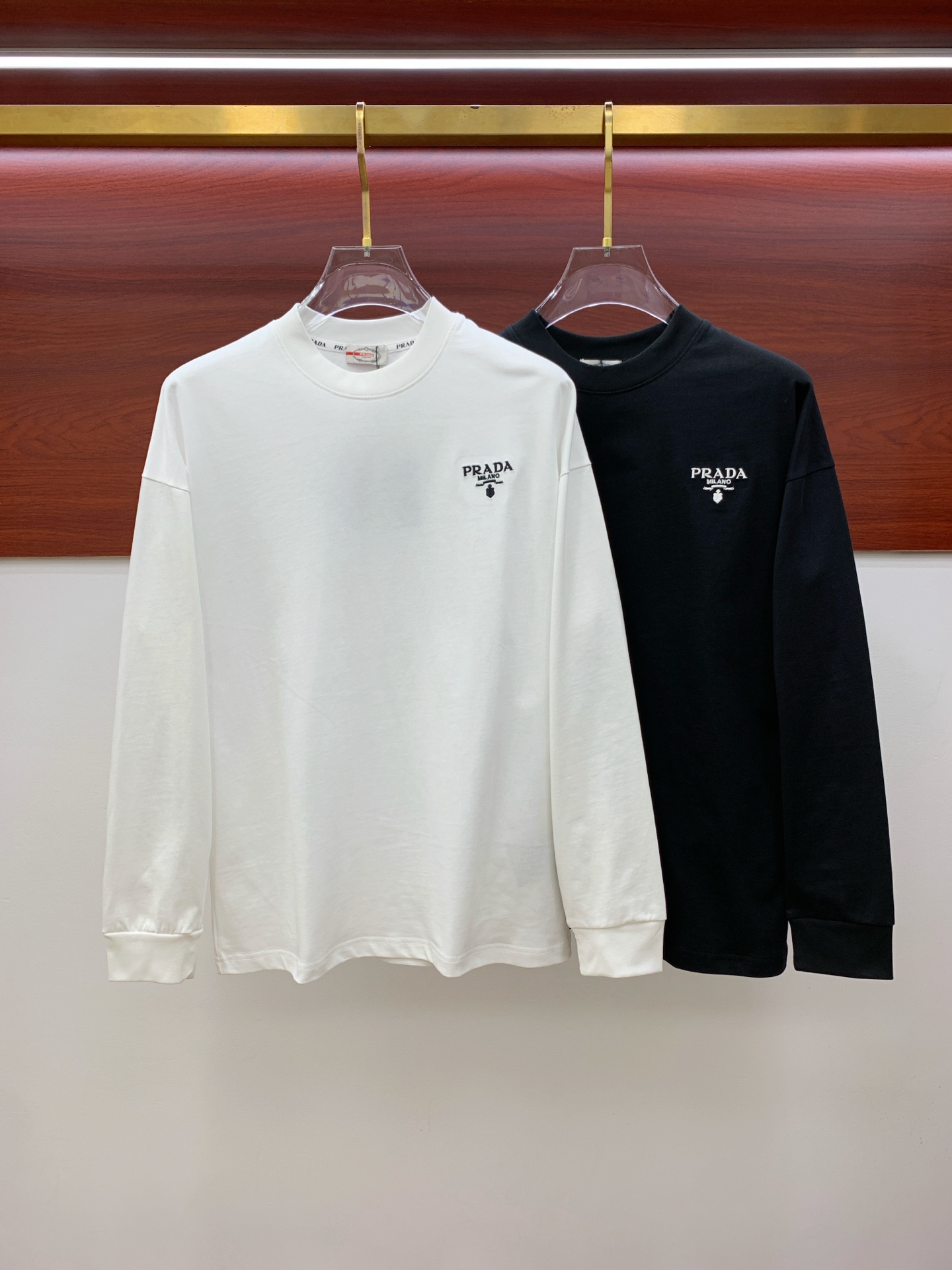 NO:524556,Prada 25ss autumn [new product] new trade order round neck long sleeve base shirt long sleeve T-shirt internet celebrity style!  The upper body is comfortable and breathable, not stiff, and the overall three-dimensional sense is rich, and the quality export orders meet the simple needs of commuters for dressing. The upper body is very effective, it looks slim and does not picky about the figure. The fabric workmanship... Improper, good craftsmanship can make you look good and tasteful, a must-have item for people handwriting. Number of numbers M-3XL, prada,tees, t-shirt, alexander wang19860909普拉达25ss秋季【新品】新款贸易订单圆领长袖打底衫长袖T恤网红款！上身舒适透气,不僵硬,整体有着丰富的立体感,品质出口订单,满足通勤人们对于着装的简约需求,上身效果很好,显瘦,不挑剔身材.面料做工....无可挑剔,好工艺好面料才能穿出好品味一款,人手必备单品 码数M-3XL,,prada,tees，t-shirt,alexander wang,Men's clothing