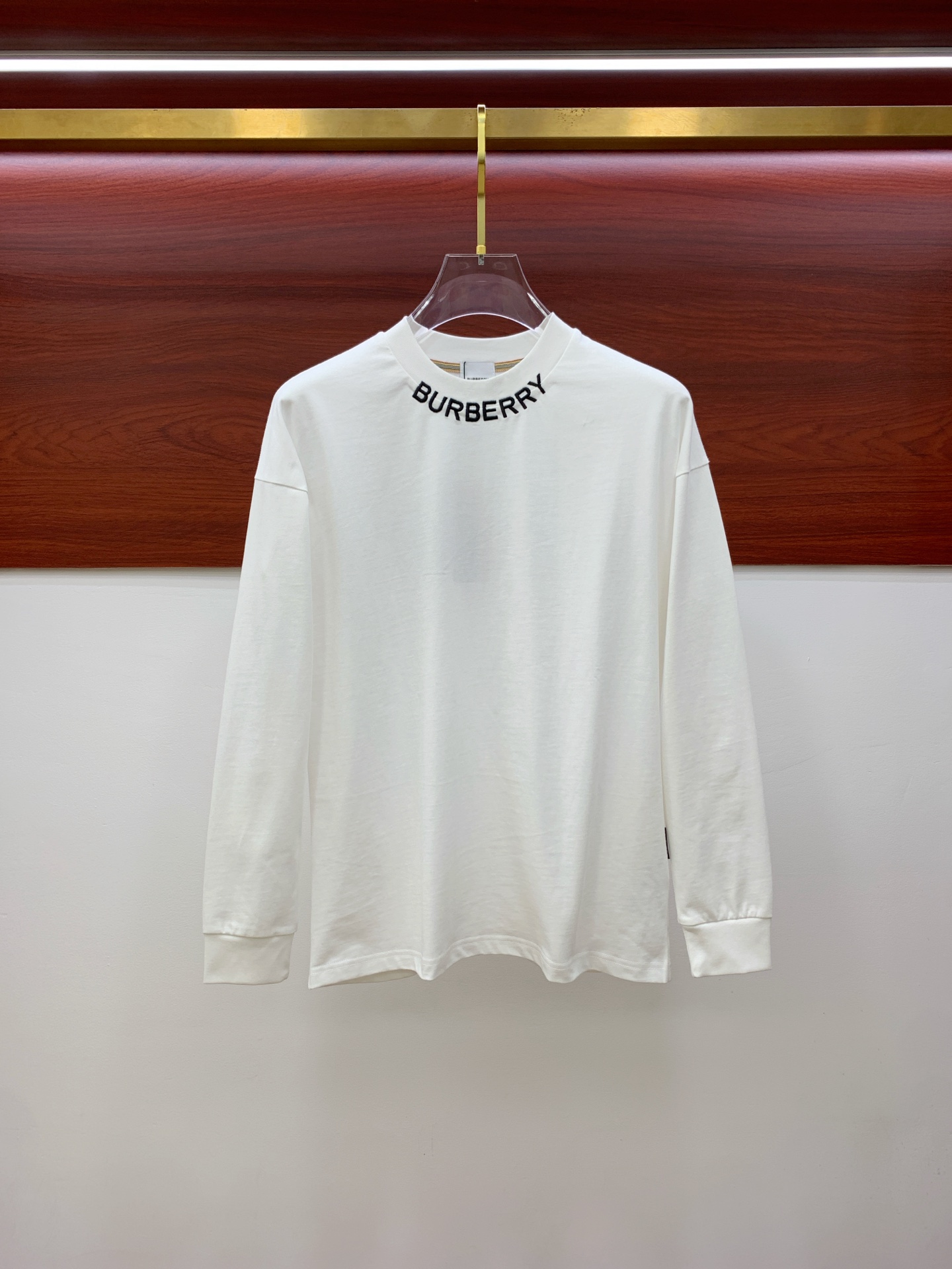 NO:524558,Burberry 25ss autumn [new product] new trade order round neck long sleeve base shirt long sleeve T-shirt internet celebrity style!  The upper body is comfortable and breathable, not stiff, and has a rich three-dimensional sense overall. Its quality export orders meet the simple needs of commuters for dressing. The upper body is very effective, it looks slim and does not picky about the figure. The fabric workmanship... Improper, good craftsmanship can make you look good and tasteful, a must-have item for people with codes M-3XL, burberry,tees, t-shirt, alexander wang19860909巴宝莉25ss秋季【新品】新款贸易订单圆领长袖打底衫长袖T恤网红款！上身舒适透气,不僵硬,整体有着丰富的立体感,品质出口订单,满足通勤人们对于着装的简约需求,上身效果很好,显瘦,不挑剔身材.面料做工....无可挑剔,好工艺好面料才能穿出好品味一款,人手必备单品 码数M-3XL,,burberry,tees，t-shirt,alexander wang,Men's clothing