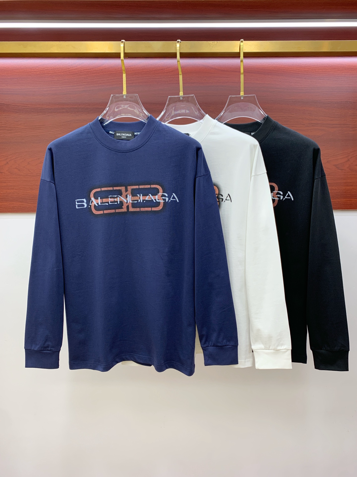 NO:524543,Balenciaga 25ss autumn [new product] new trade order round neck long sleeve base shirt long sleeve T-shirt internet celebrity style!  The upper body is comfortable and breathable, not stiff, and the overall three-dimensional sense is rich, and the quality export orders meet the simple needs of commuters for dress. The upper body is very effective, it looks slim and does not picky about the figure. The fabric workmanship... Improper, good craftsmanship can make you look good and tasteful, a must-have item for people with codes M-3XL, balenciaga,tees, t-shirt, alexander wang19860909巴黎世家25ss秋季【新品】新款贸易订单圆领长袖打底衫长袖T恤网红款！上身舒适透气,不僵硬,整体有着丰富的立体感,品质出口订单,满足通勤人们对于着装的简约需求,上身效果很好,显瘦,不挑剔身材.面料做工....无可挑剔,好工艺好面料才能穿出好品味一款,人手必备单品 码数M-3XL,,balenciaga,tees，t-shirt,alexander wang,Men's clothing