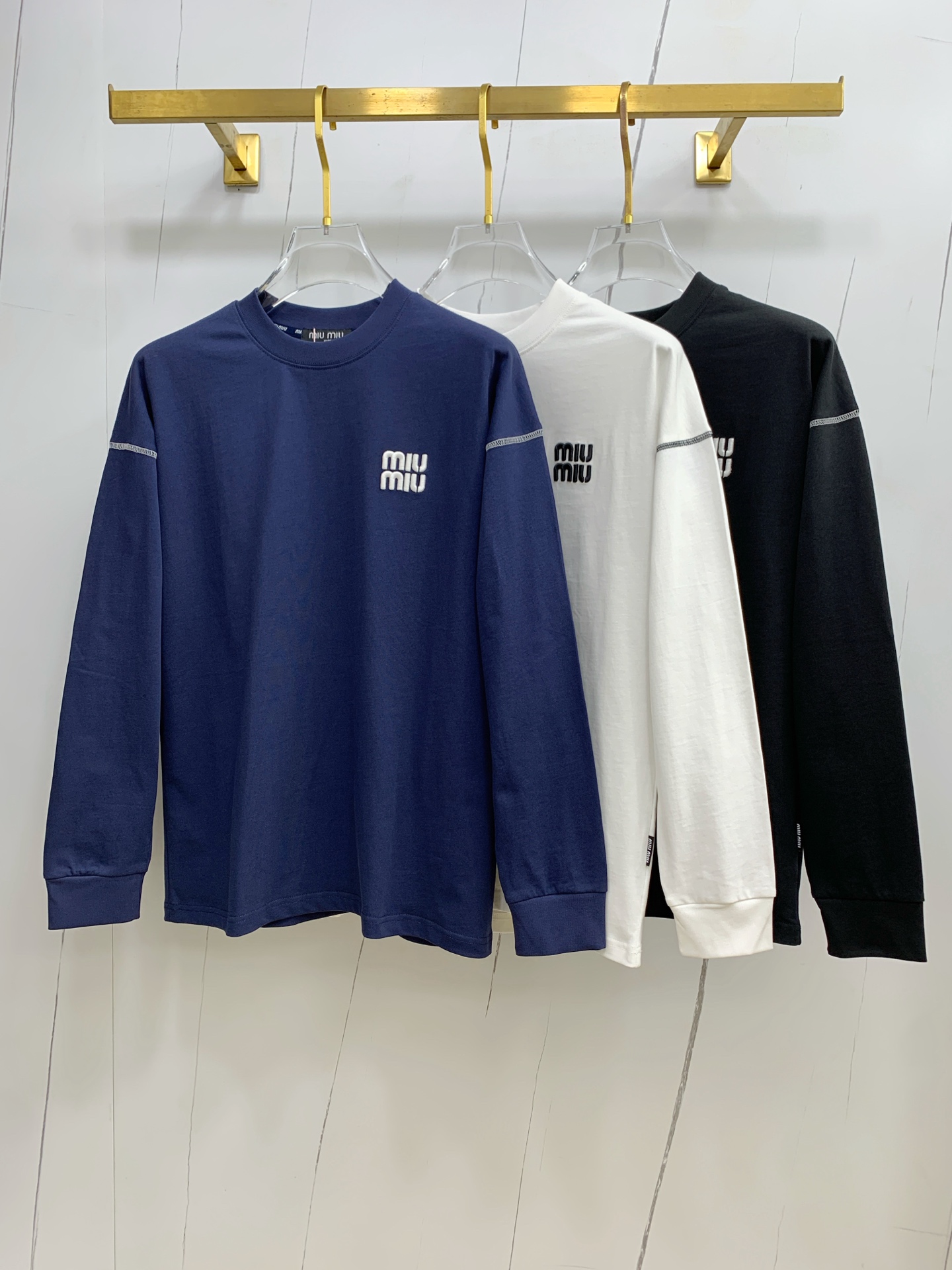 NO:528821,miumiu25ss autumn [new product] new trade order round neck long sleeve base shirt long sleeve T-shirt internet celebrity style!  The upper body is comfortable and breathable, not stiff, and the overall three-dimensional sense is rich, and the quality export orders meet the simple needs of commuters for dressing. The upper body is very effective, it looks slim and does not picky about the figure. The fabric workmanship... Improper, good craftsmanship can make you look good and tasteful, a must-have item for people handwriting. Number of numbers M-3XL,,miumiu,tees, t-shirt,alexander wang19860909miumiu25ss秋季【新品】新款贸易订单圆领长袖打底衫长袖T恤网红款！上身舒适透气,不僵硬,整体有着丰富的立体感,品质出口订单,满足通勤人们对于着装的简约需求,上身效果很好,显瘦,不挑剔身材.面料做工....无可挑剔,好工艺好面料才能穿出好品味一款,人手必备单品 码数M-3XL,,miumiu,tees，t-shirt,alexander wang,Men's clothing