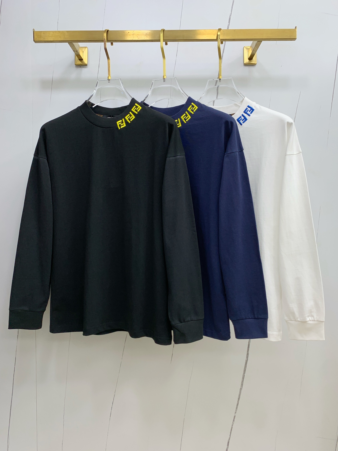 NO:528824,Fendi 25ss autumn [new product] new trade order round neck long sleeve base shirt long sleeve T-shirt internet celebrity style!  The upper body is comfortable and breathable, not stiff, and has a rich three-dimensional sense overall. Its quality export orders meet the simple needs of commuters for dressing. The upper body is very effective, it looks slim and does not picky about the figure. The fabric workmanship... Improper, good craftsmanship can make you look good and tasteful, a must-have item for people with codes M-3XL, fendi,tees, t-shirt,alexander wang19860909芬迪25ss秋季【新品】新款贸易订单圆领长袖打底衫长袖T恤网红款！上身舒适透气,不僵硬,整体有着丰富的立体感,品质出口订单,满足通勤人们对于着装的简约需求,上身效果很好,显瘦,不挑剔身材.面料做工....无可挑剔,好工艺好面料才能穿出好品味一款,人手必备单品 码数M-3XL,,fendi,tees，t-shirt,alexander wang,Men's clothing