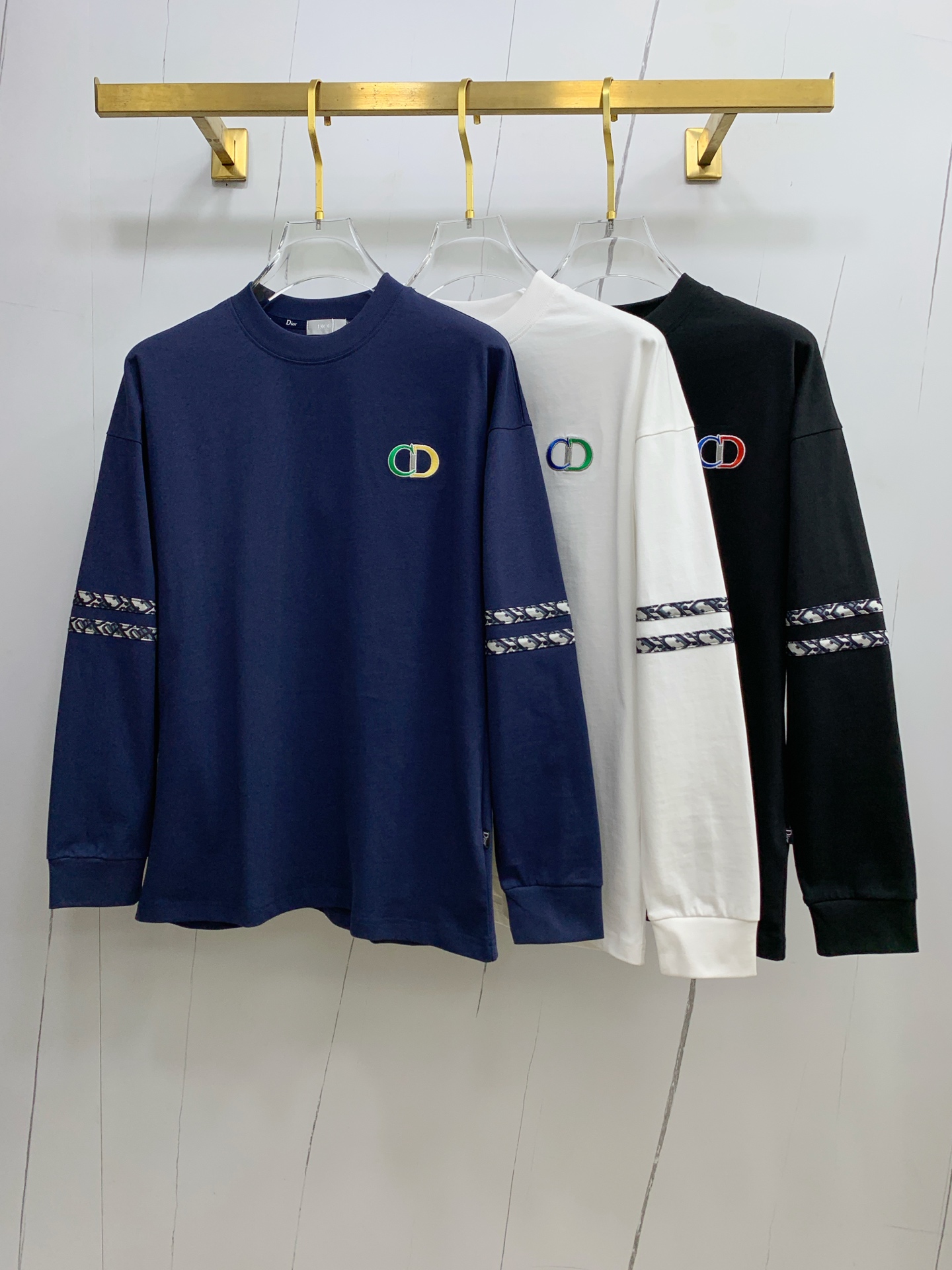 NO:528830,Dior 25ss autumn [new product] new trade order round neck long sleeve base shirt long sleeve T-shirt internet celebrity style!  The upper body is comfortable and breathable, not stiff, and has a rich three-dimensional sense overall. Its quality export orders meet the simple needs of commuters for dress. The upper body is very effective, it looks slim and does not picky about the figure. The fabric workmanship... Improper, good craftsmanship can make you look good and tasteful. A must-have item for people with codes M-3XL,,dior,tees,t-shirt,alexander wang19860909迪奥25ss秋季【新品】新款贸易订单圆领长袖打底衫长袖T恤网红款！上身舒适透气,不僵硬,整体有着丰富的立体感,品质出口订单,满足通勤人们对于着装的简约需求,上身效果很好,显瘦,不挑剔身材.面料做工....无可挑剔,好工艺好面料才能穿出好品味一款,人手必备单品 码数M-3XL,,dior,tees，t-shirt,alexander wang,Men's clothing