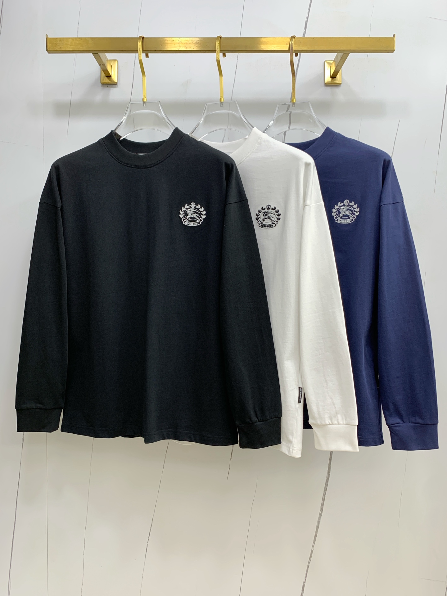 NO:528833,Burberry 25ss autumn [new product] new trade order round neck long sleeve base shirt long sleeve T-shirt internet celebrity style!  The upper body is comfortable and breathable, not stiff, and has a rich three-dimensional sense overall. Its quality export orders meet the simple needs of commuters for dress. The upper body is very effective, it looks slim and does not picky about the figure. The fabric workmanship... Improper, good craftsmanship can make you look good and tasteful, a must-have item for people with codes M-3XL, burberry,tees, t-shirt, alexander wang19860909巴宝莉25ss秋季【新品】新款贸易订单圆领长袖打底衫长袖T恤网红款！上身舒适透气,不僵硬,整体有着丰富的立体感,品质出口订单,满足通勤人们对于着装的简约需求,上身效果很好,显瘦,不挑剔身材.面料做工....无可挑剔,好工艺好面料才能穿出好品味一款,人手必备单品 码数M-3XL,,burberry,tees，t-shirt,alexander wang,Men's clothing