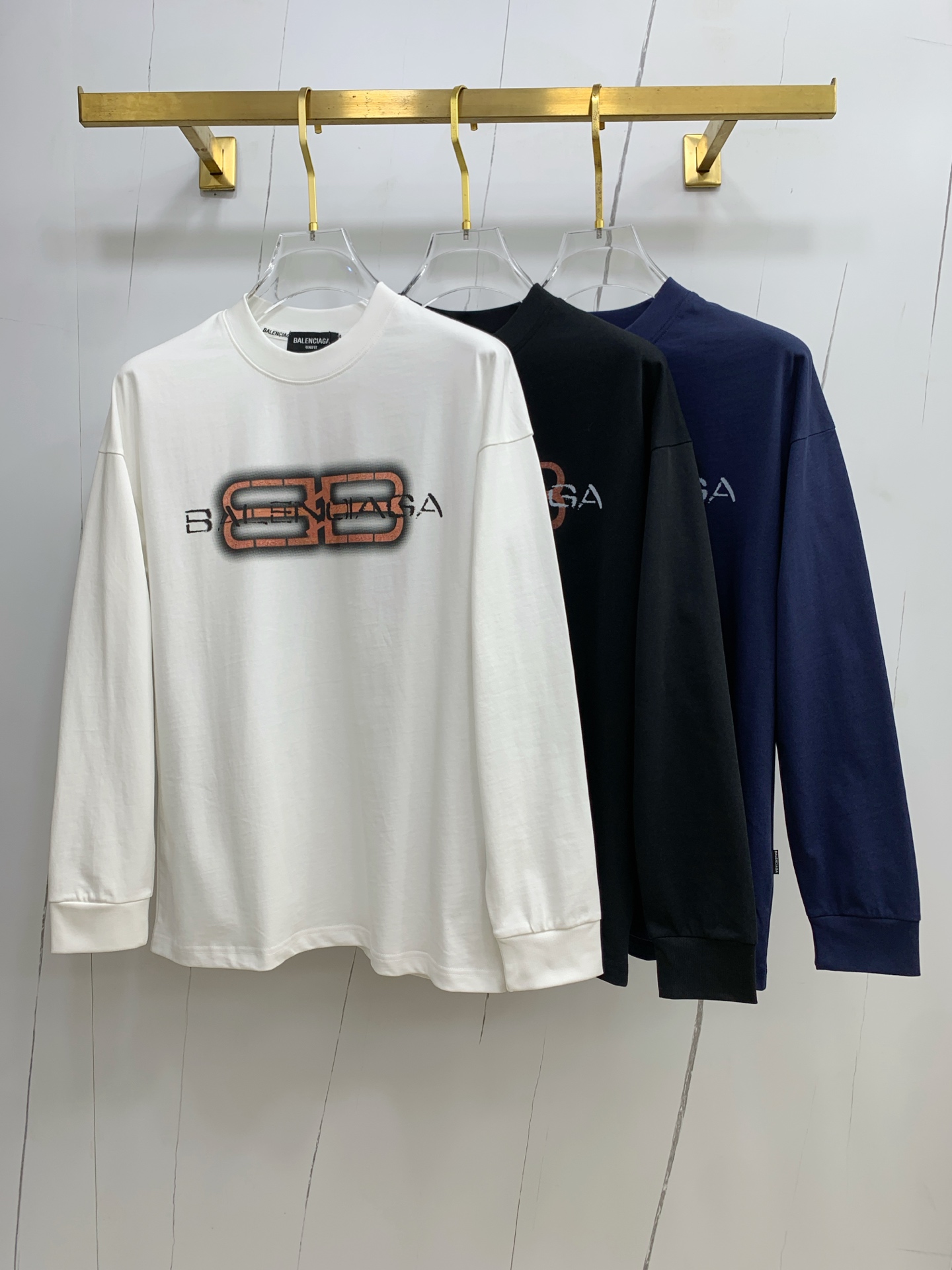 NO:528814,Balenciaga 25ss autumn [new product] new trade order round neck long sleeve base shirt long sleeve T-shirt internet celebrity style!  The upper body is comfortable and breathable, not stiff, and the overall three-dimensional sense is rich, and the quality export orders meet the simple needs of commuters for dress. The upper body is very effective, it looks slim and does not picky about the figure. The fabric workmanship... Improper, good craftsmanship can make you look good and tasteful, a must-have item for people with codes M-3XL, balenciaga,tees, t-shirt, alexander wang19860909巴黎世家25ss秋季【新品】新款贸易订单圆领长袖打底衫长袖T恤网红款！上身舒适透气,不僵硬,整体有着丰富的立体感,品质出口订单,满足通勤人们对于着装的简约需求,上身效果很好,显瘦,不挑剔身材.面料做工....无可挑剔,好工艺好面料才能穿出好品味一款,人手必备单品 码数M-3XL,,balenciaga,tees，t-shirt,alexander wang,Men's clothing