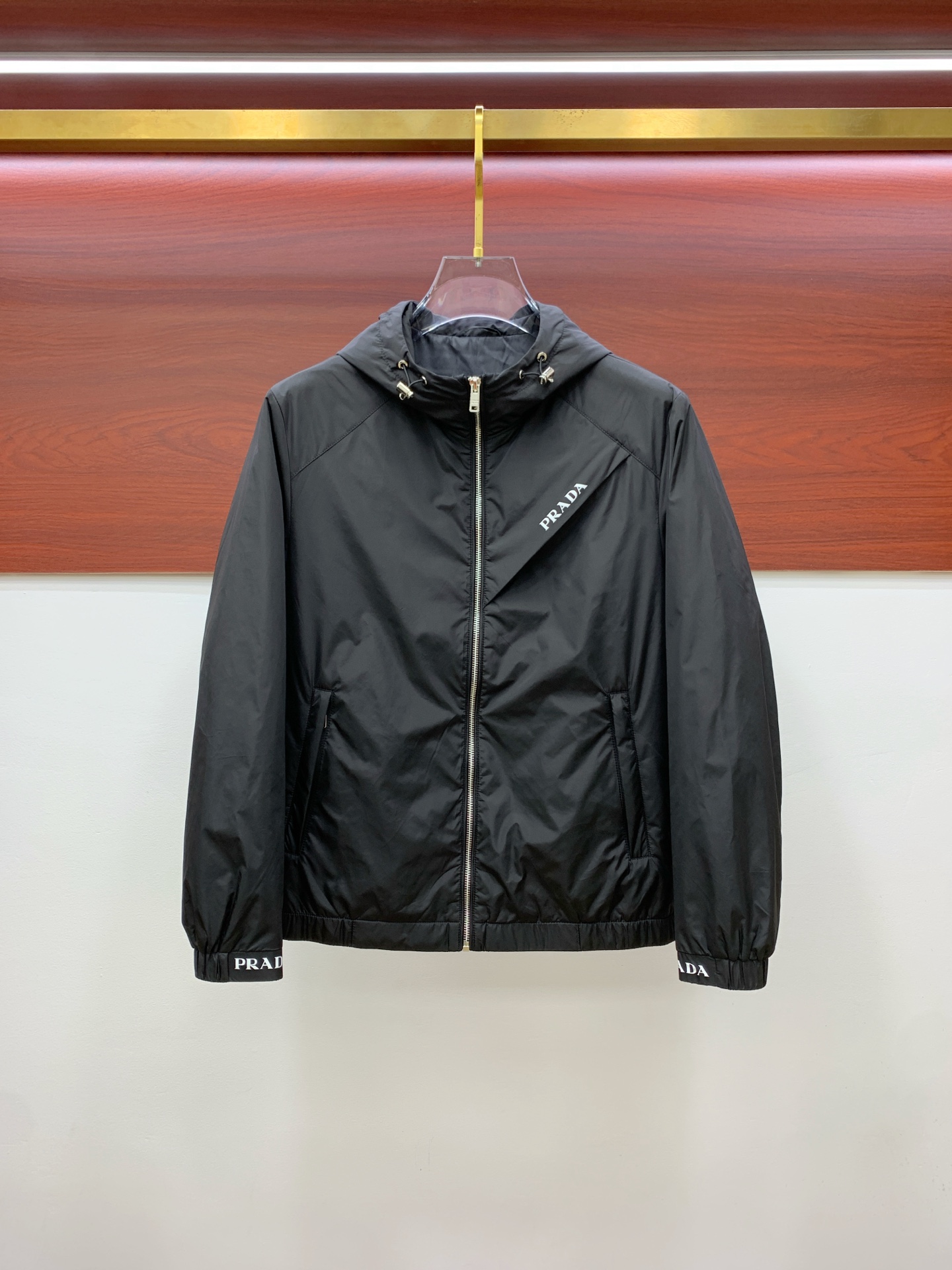 NO:525541,Prada 25ss early autumn [new product] hooded windbreaker jacket jacket popular, autumn and winter counter new casual and fashionable jacket jacket!  Super avant-garde design style, delicate and comfortable, very light and not easy to wrinkle. Multiple craftsmanship The overall design is quite visual, the upper body is casual and stylish, with a certain degree of clarity, absolutely recommended to be at the most cutting-edge fashion temperament, a must-have for urban casualness. Code number M-3XL, prada, jackets & coats, jackets & coats, hats, alexander wang19860909普拉达25ss早秋【新品】连帽风衣夹克外套爆款 秋冬专柜新款休闲时尚夹克外套！超前卫设计风格 细腻舒适 穿着非常轻便不易起皱.多重重工艺 整体的设计颇具视觉感,上身休闲有型,有一定的挺括度,绝对走在时尚最尖端的气质感推荐,都市休闲必备.码数M-3XL,,prada,jackets & coats,jackets & coats,hats,alexander wang,Men's clothing